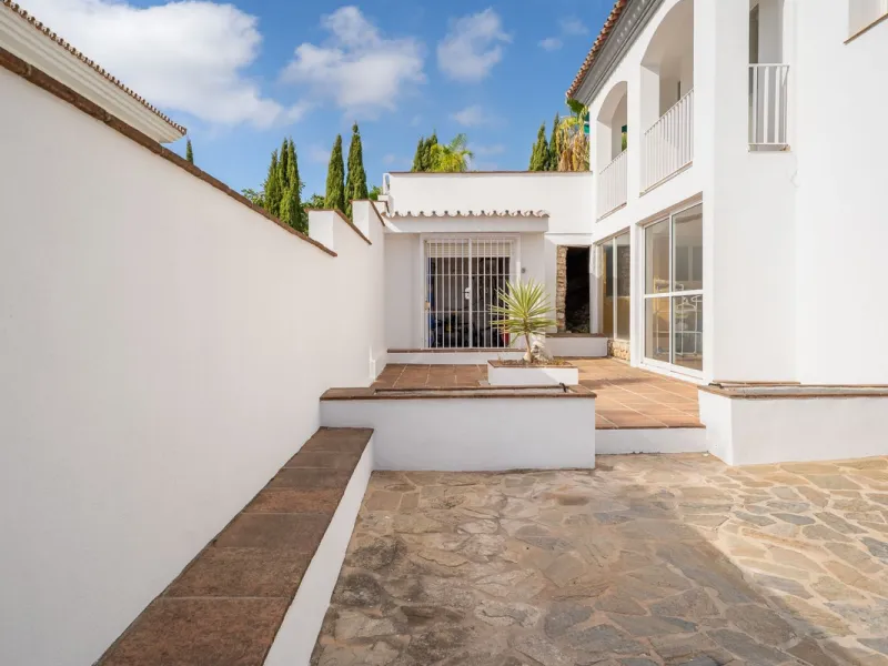 House - Detached Villa в продаже в Coín, Málaga. В доме 4 спален и 5 ванных комнат. Площадь дома 223 м². Площадь участка 600 м²