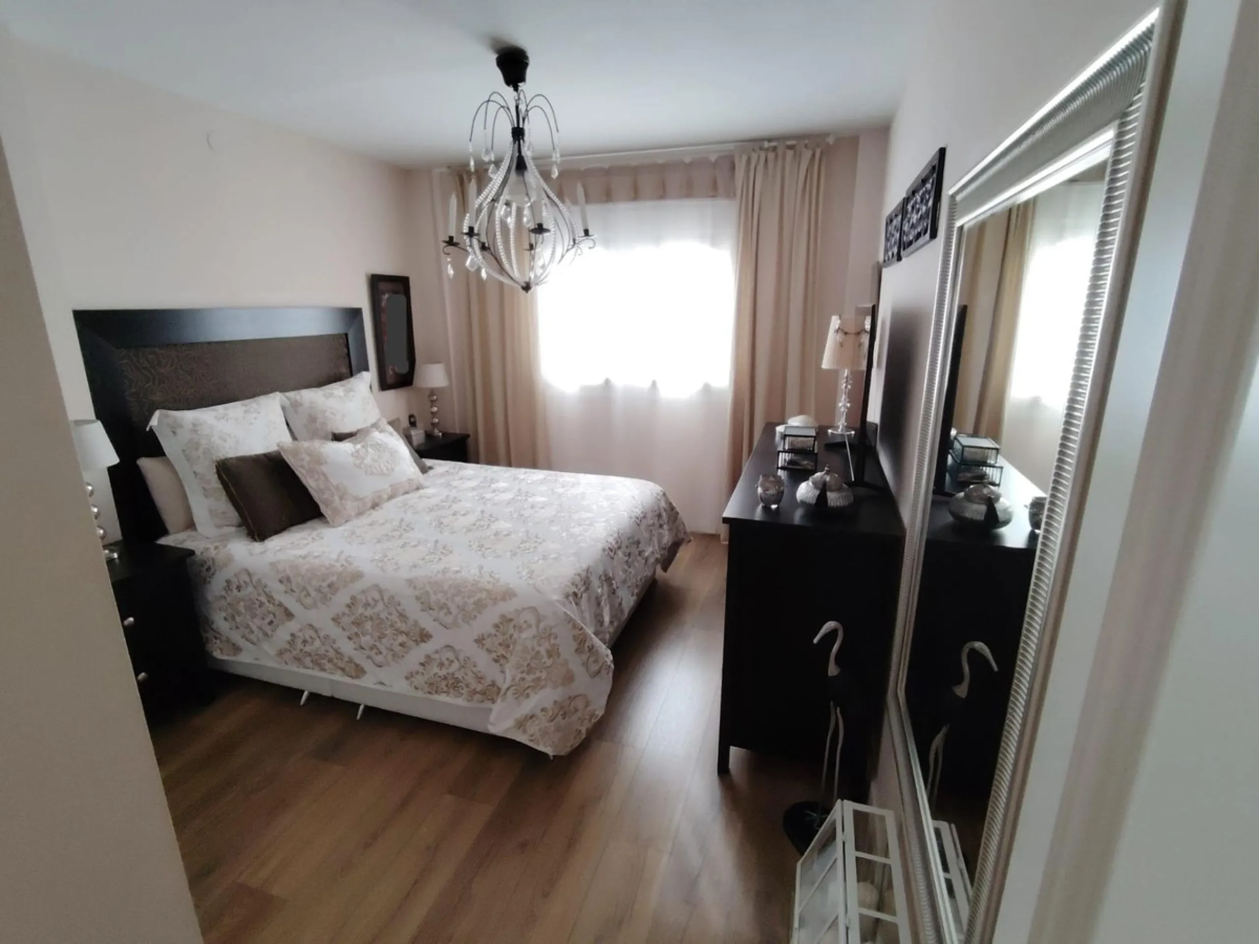 Discover this stunning apartment located in the exclusive Puerto Marina area of Benalmádena. With 160 m2 of living space (approximately 176 m2 built), this property stands out for its spaciousness and modern, functional design. It currently has two bedroo