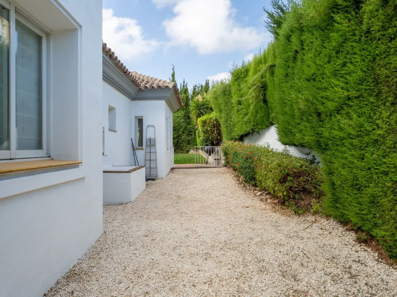 House - Detached Villa в продаже в Coín, Málaga. В доме 4 спален и 5 ванных комнат. Площадь дома 223 м². Площадь участка 600 м²