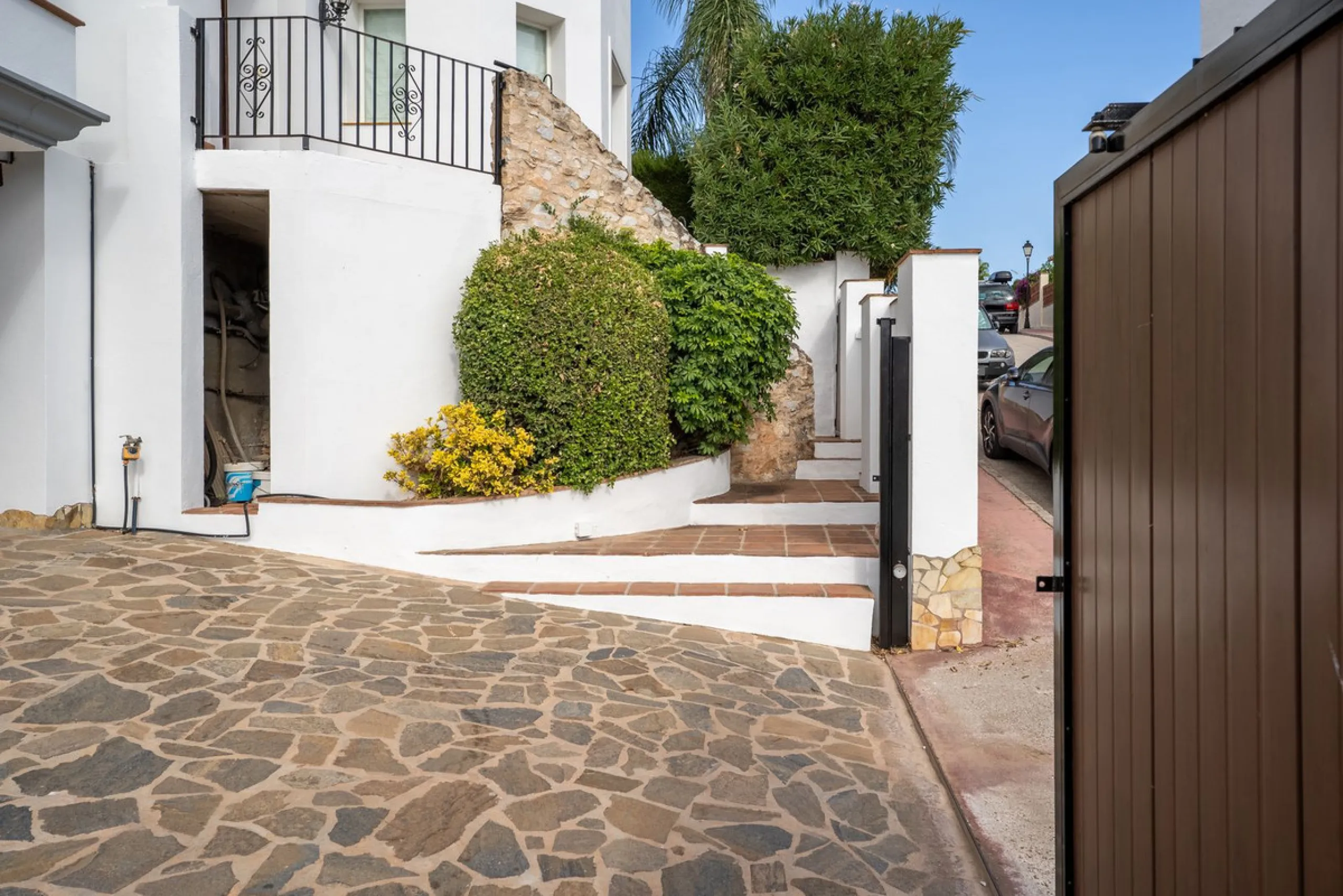 House - Detached Villa в продаже в Coín, Málaga. В доме 4 спален и 5 ванных комнат. Площадь дома 223 м². Площадь участка 600 м²