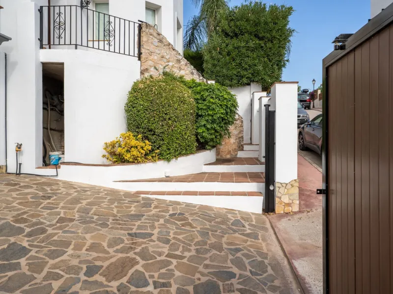 House - Detached Villa в продаже в Coín, Málaga. В доме 4 спален и 5 ванных комнат. Площадь дома 223 м². Площадь участка 600 м²