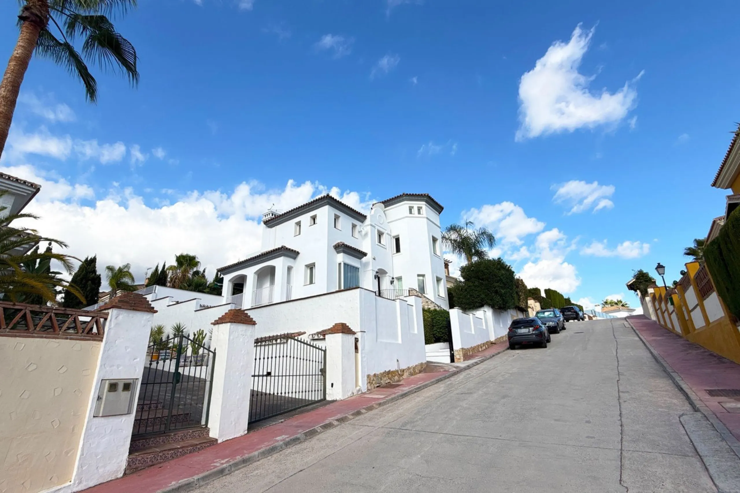 House - Detached Villa в продаже в Coín, Málaga. В доме 4 спален и 5 ванных комнат. Площадь дома 223 м². Площадь участка 600 м²