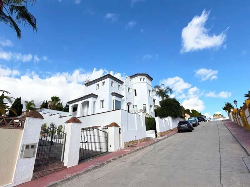 House - Detached Villa в продаже в Coín, Málaga. В доме 4 спален и 5 ванных комнат. Площадь дома 223 м². Площадь участка 600 м²