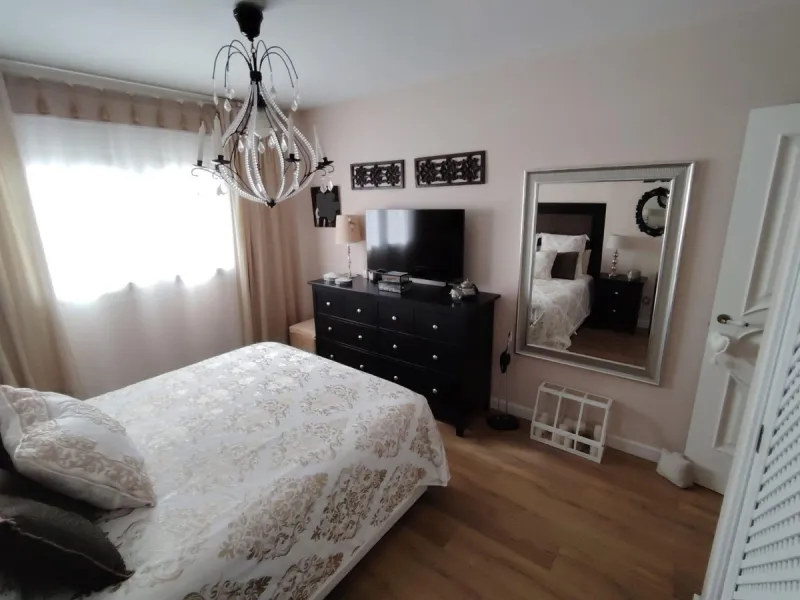 Discover this stunning apartment located in the exclusive Puerto Marina area of Benalmádena. With 160 m2 of living space (approximately 176 m2 built), this property stands out for its spaciousness and modern, functional design. It currently has two bedroo