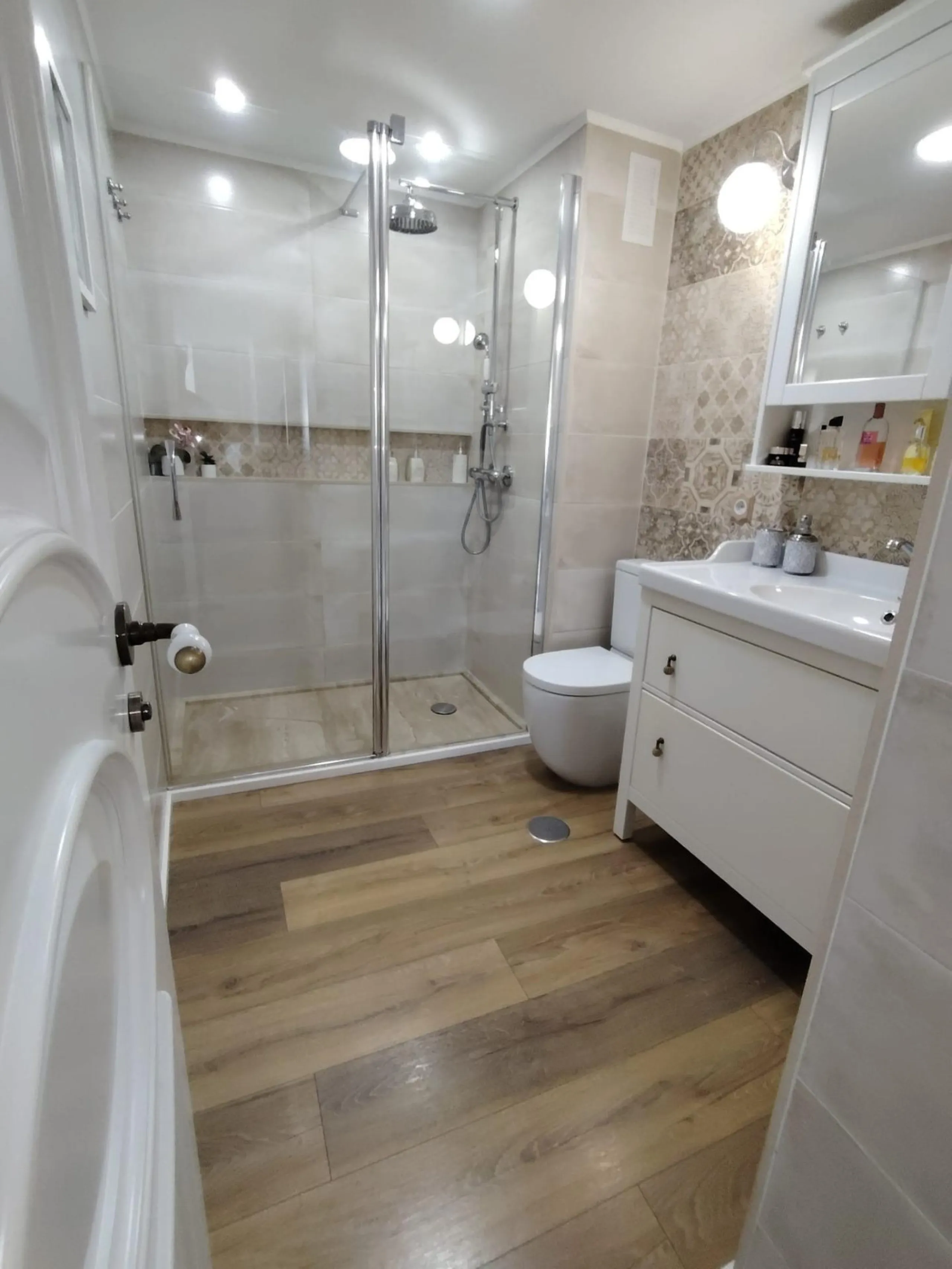 Discover this stunning apartment located in the exclusive Puerto Marina area of Benalmádena. With 160 m2 of living space (approximately 176 m2 built), this property stands out for its spaciousness and modern, functional design. It currently has two bedroo