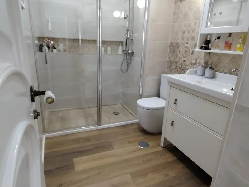 Discover this stunning apartment located in the exclusive Puerto Marina area of Benalmádena. With 160 m2 of living space (approximately 176 m2 built), this property stands out for its spaciousness and modern, functional design. It currently has two bedroo