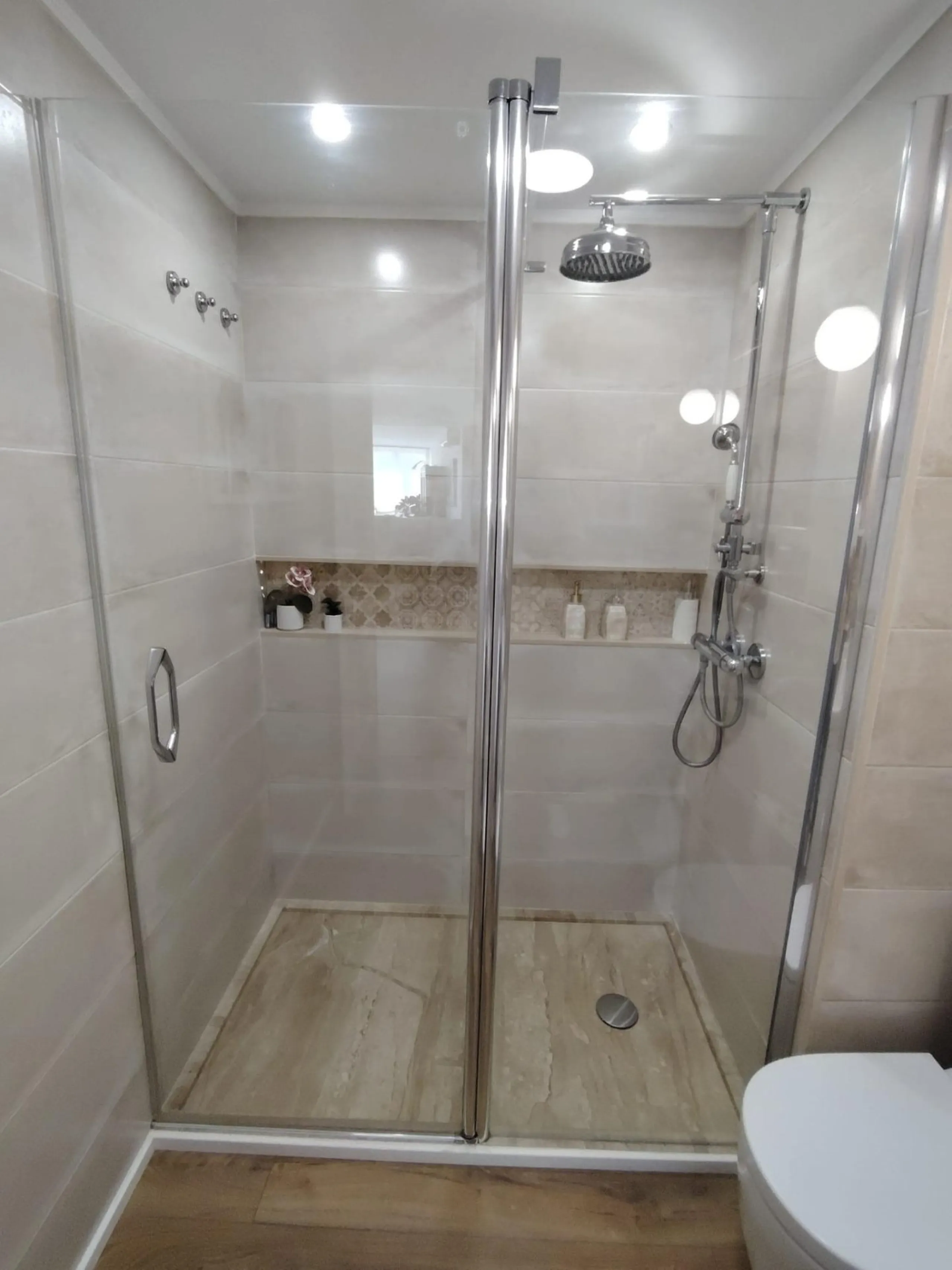 Discover this stunning apartment located in the exclusive Puerto Marina area of Benalmádena. With 160 m2 of living space (approximately 176 m2 built), this property stands out for its spaciousness and modern, functional design. It currently has two bedroo