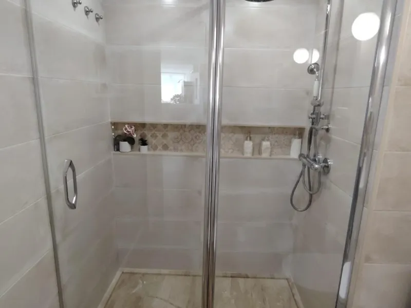 Discover this stunning apartment located in the exclusive Puerto Marina area of Benalmádena. With 160 m2 of living space (approximately 176 m2 built), this property stands out for its spaciousness and modern, functional design. It currently has two bedroo
