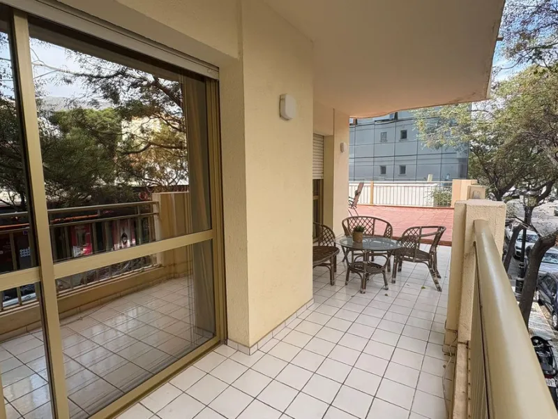 Situated in the heart of Marbella Centro, this unique first floor apartment offers a rare opportunity with its south orientation and an large private terrace that spans the entire building and exclusively yours to enjoy. Featuring 2 spacious bedrooms and 