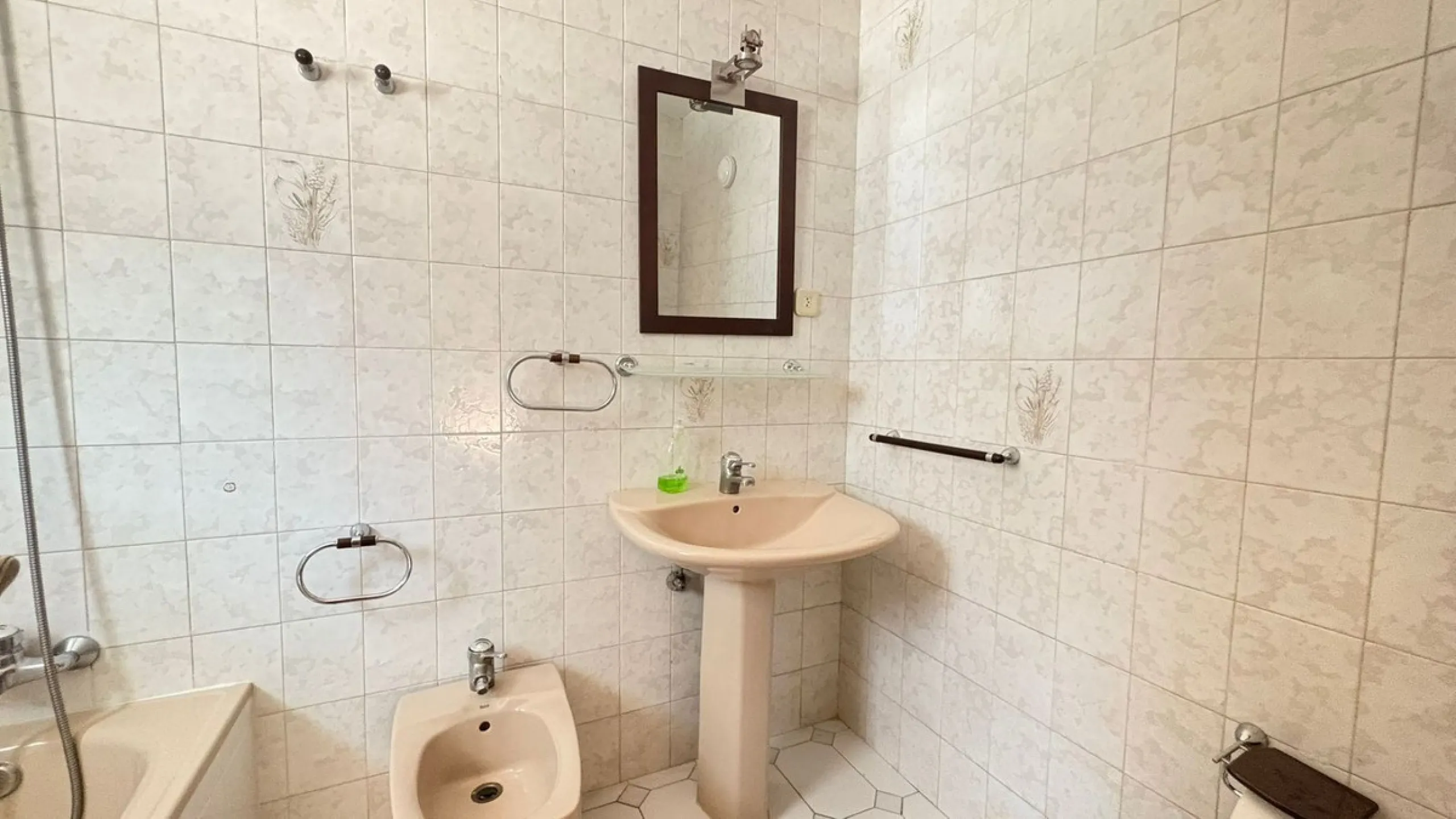 Situated in the heart of Marbella Centro, this unique first floor apartment offers a rare opportunity with its south orientation and an large private terrace that spans the entire building and exclusively yours to enjoy. Featuring 2 spacious bedrooms and 