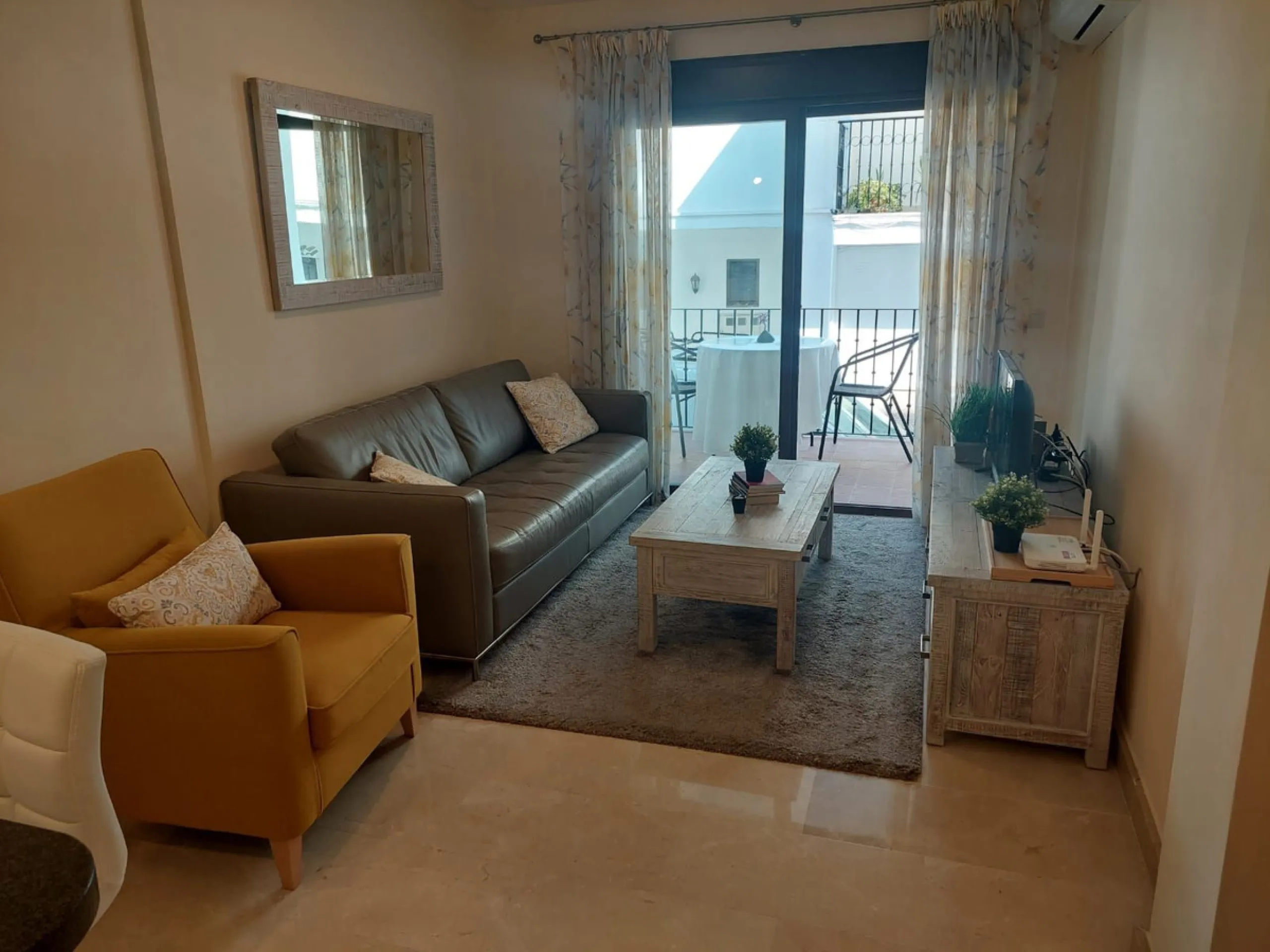 A rare find!   A very well presented 2 bed 2 bath duplex apartment in the heart of Benahavis. Perfect location with its own private underground parking!