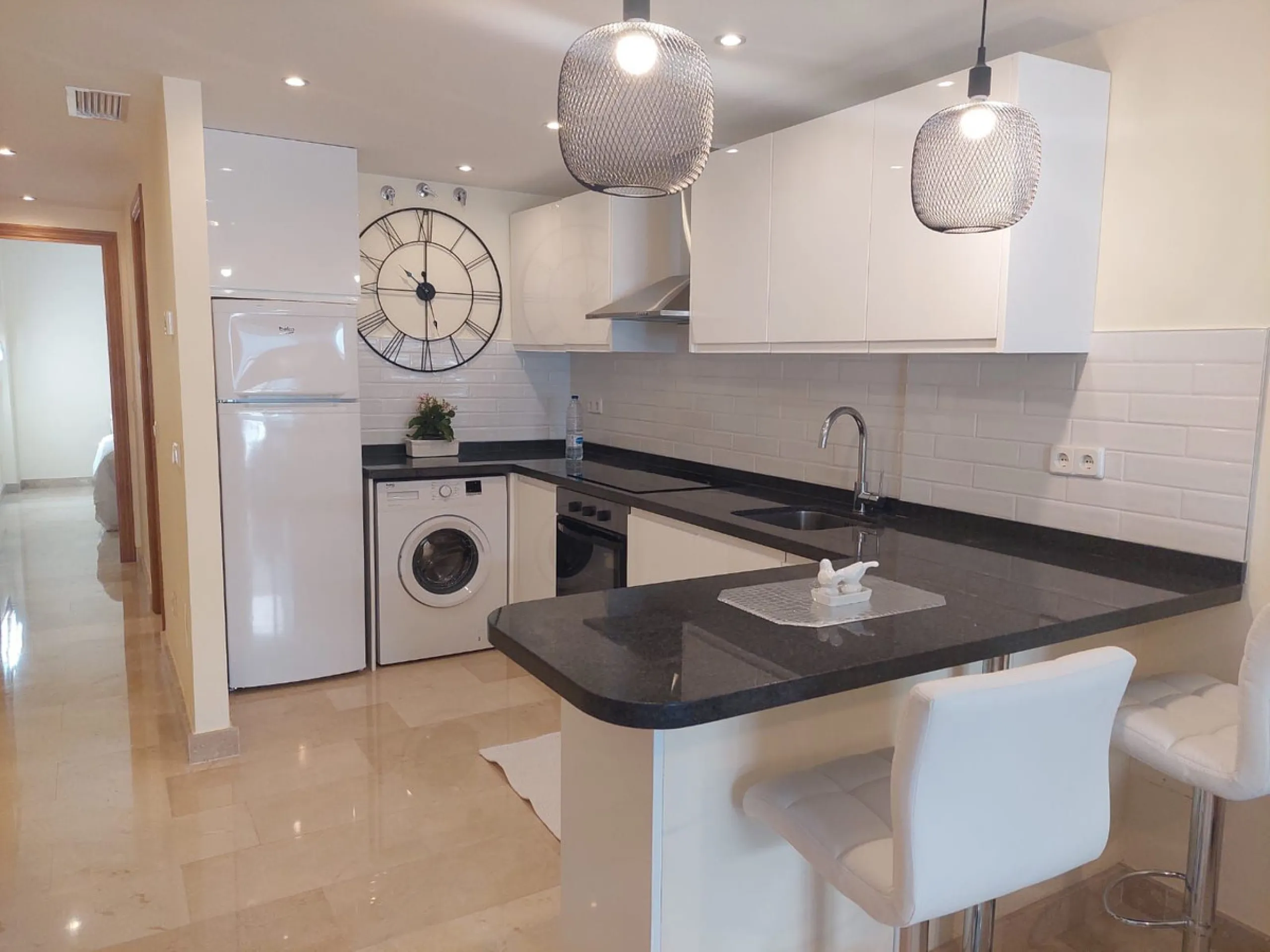 A rare find!   A very well presented 2 bed 2 bath duplex apartment in the heart of Benahavis. Perfect location with its own private underground parking!