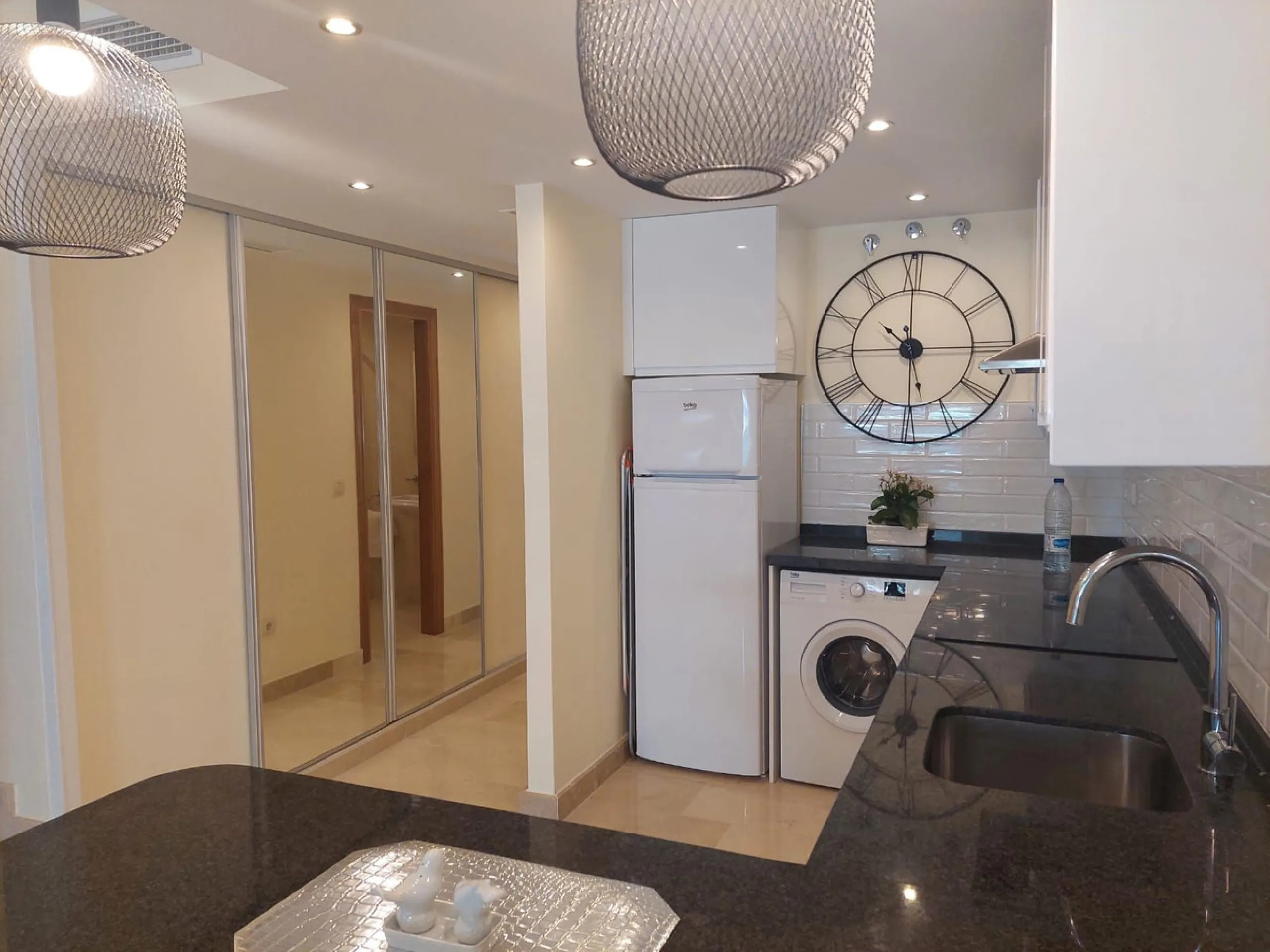 A rare find!   A very well presented 2 bed 2 bath duplex apartment in the heart of Benahavis. Perfect location with its own private underground parking!
