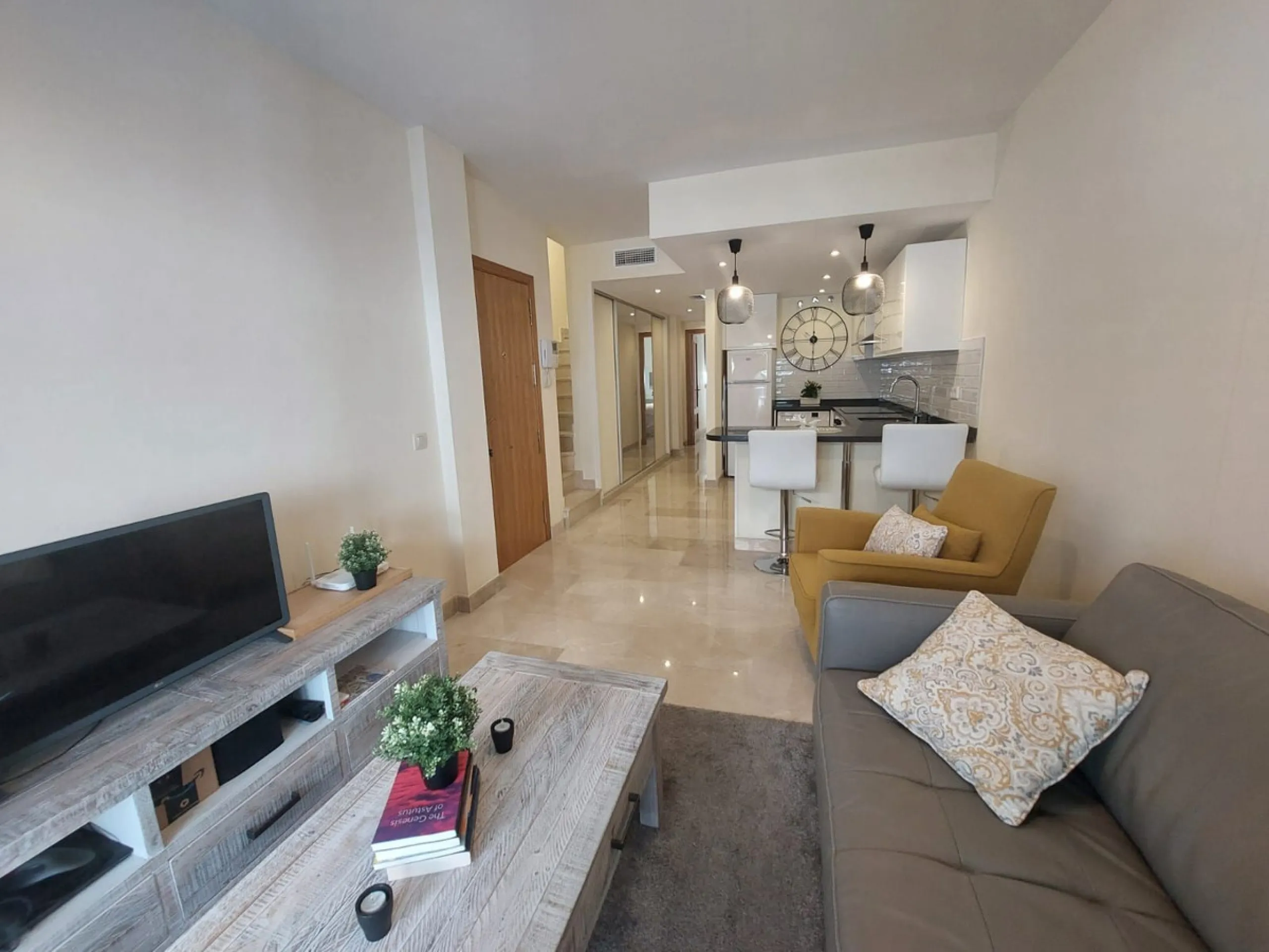 A rare find!   A very well presented 2 bed 2 bath duplex apartment in the heart of Benahavis. Perfect location with its own private underground parking!