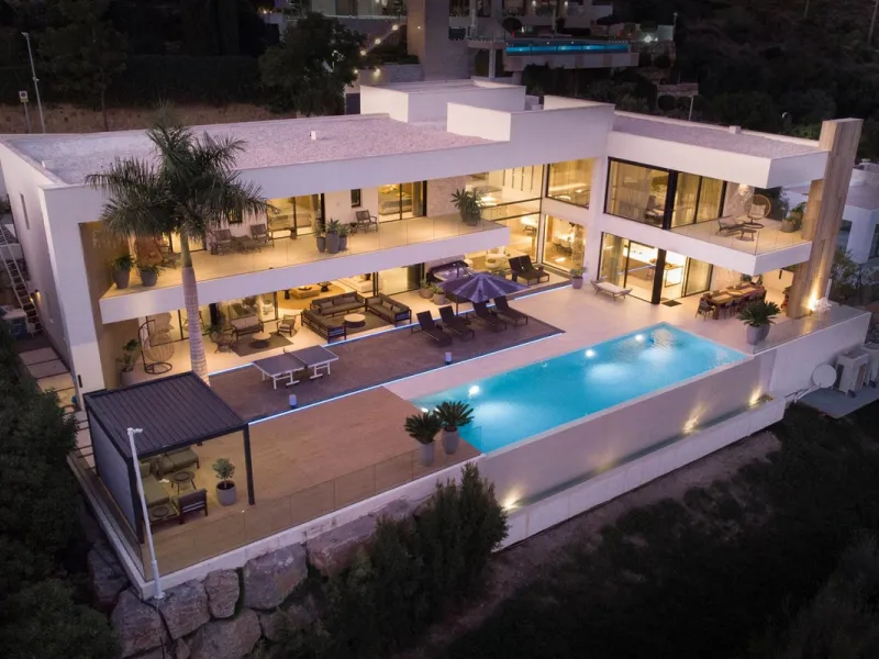 Stunning contemporary villa with panoramic mountain, golf and sea views in La Alqueria, Benahavis