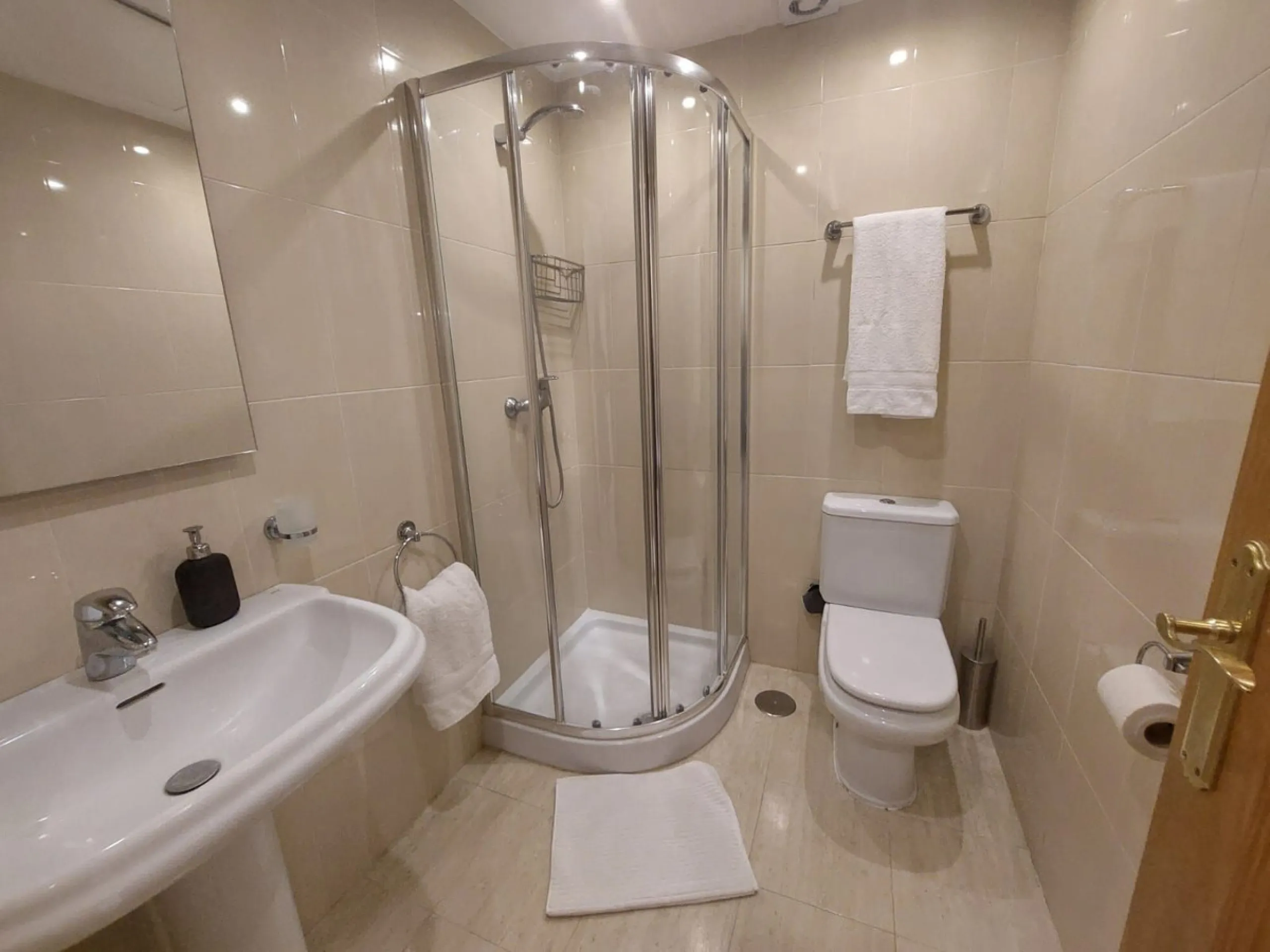 A rare find!   A very well presented 2 bed 2 bath duplex apartment in the heart of Benahavis. Perfect location with its own private underground parking!