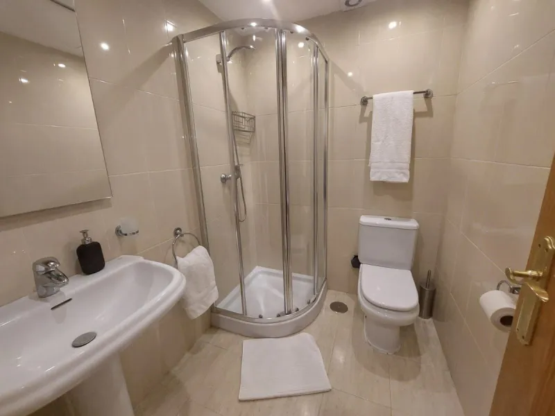 A rare find!   A very well presented 2 bed 2 bath duplex apartment in the heart of Benahavis. Perfect location with its own private underground parking!