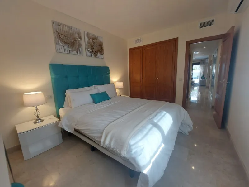 A rare find!   A very well presented 2 bed 2 bath duplex apartment in the heart of Benahavis. Perfect location with its own private underground parking!