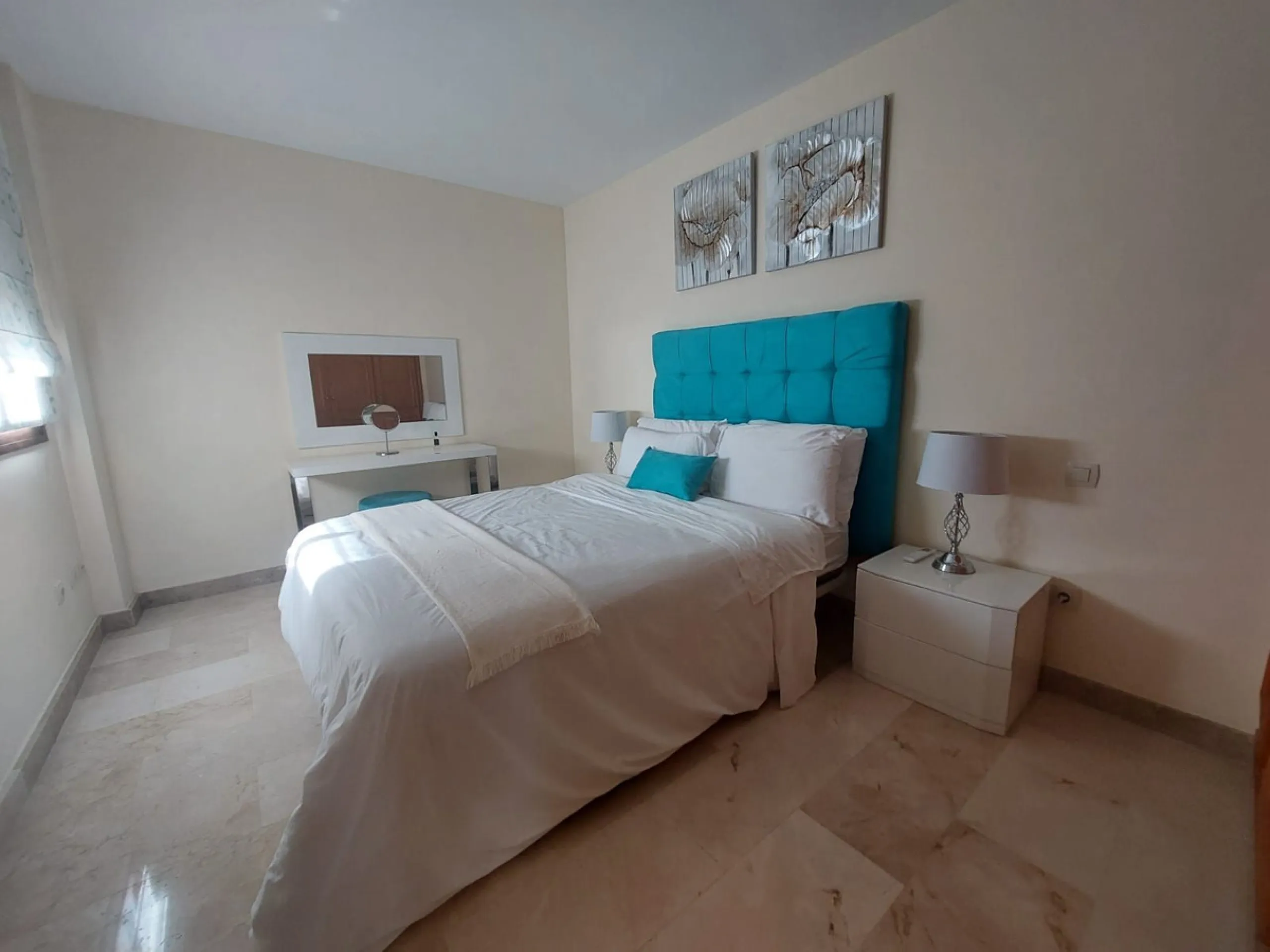 A rare find!   A very well presented 2 bed 2 bath duplex apartment in the heart of Benahavis. Perfect location with its own private underground parking!