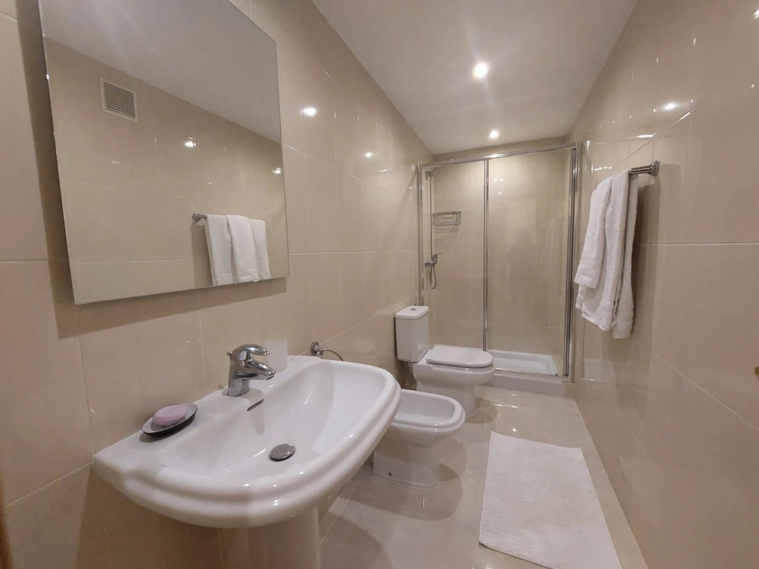 A rare find!   A very well presented 2 bed 2 bath duplex apartment in the heart of Benahavis. Perfect location with its own private underground parking!