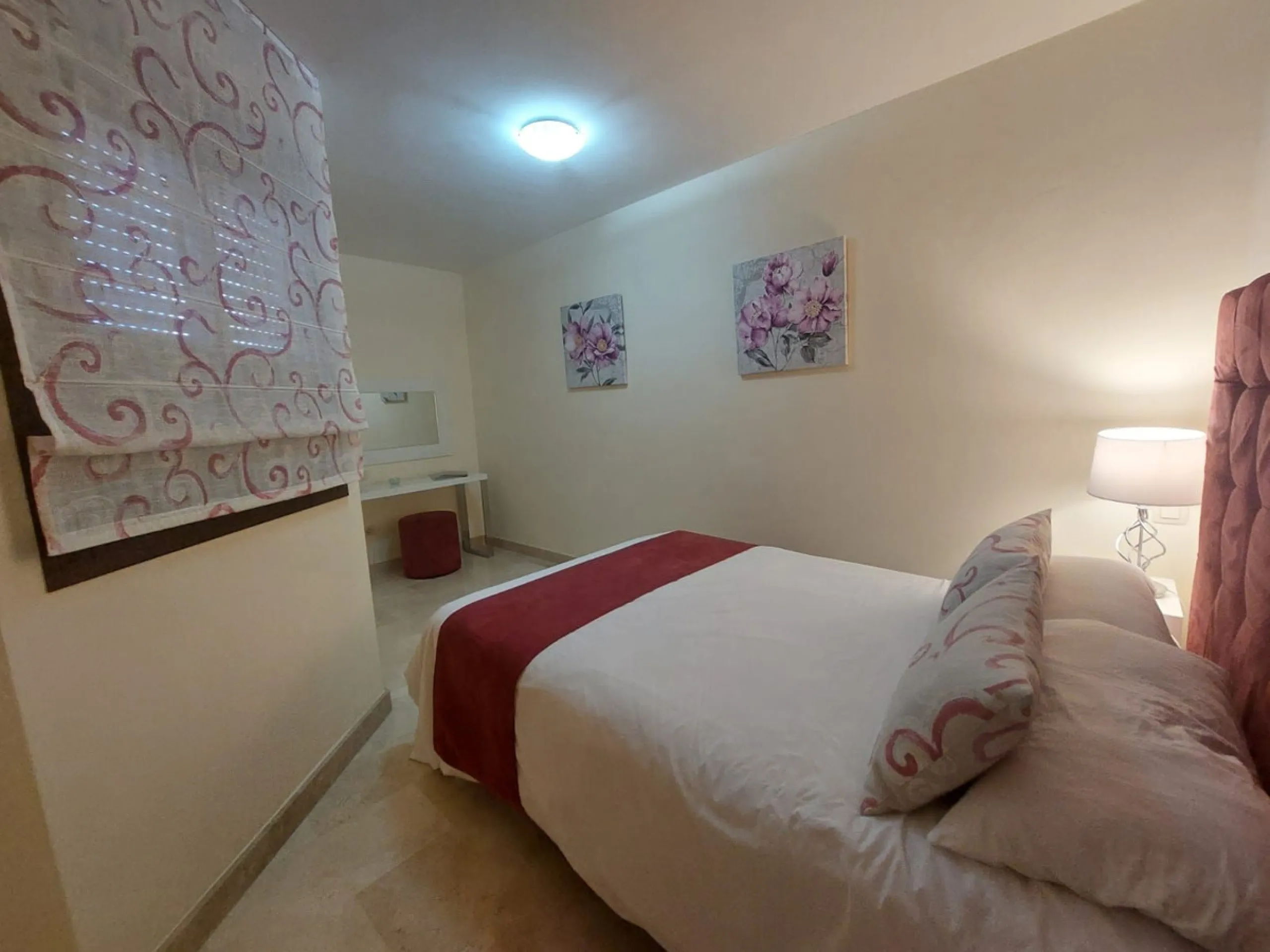 A rare find!   A very well presented 2 bed 2 bath duplex apartment in the heart of Benahavis. Perfect location with its own private underground parking!