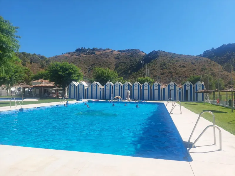 A rare find!   A very well presented 2 bed 2 bath duplex apartment in the heart of Benahavis. Perfect location with its own private underground parking!