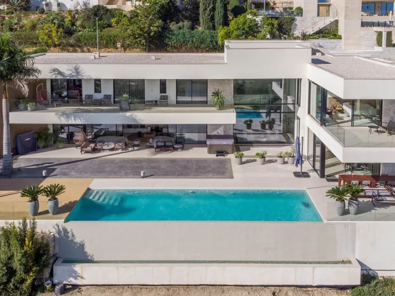 Stunning contemporary villa with panoramic mountain, golf and sea views in La Alqueria, Benahavis