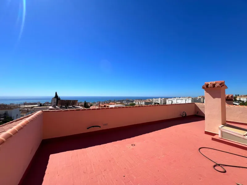 Beautiful Semi-Detached Villa in Excellent Condition – 325 m² Built