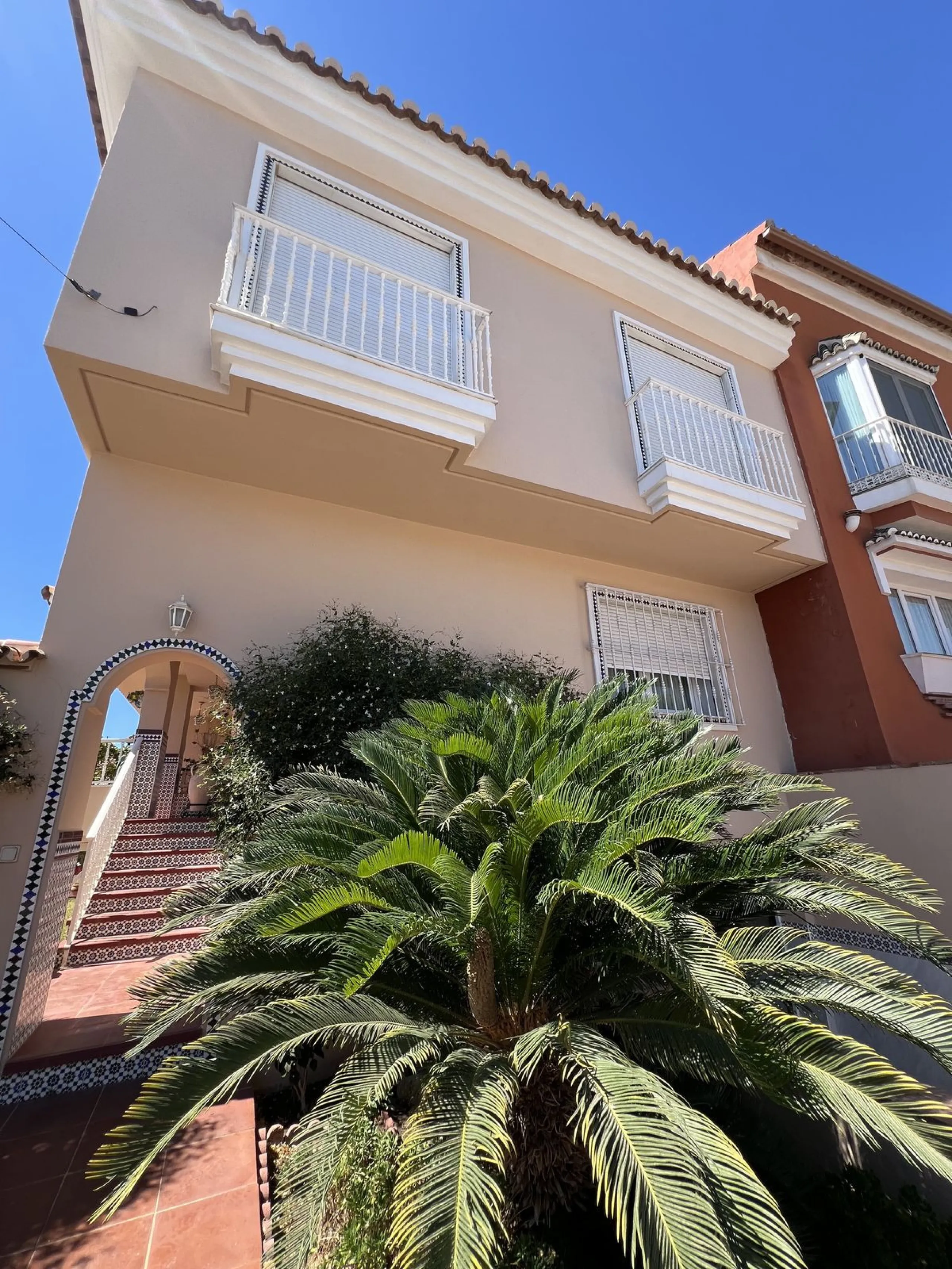 Beautiful Semi-Detached Villa in Excellent Condition – 325 m² Built