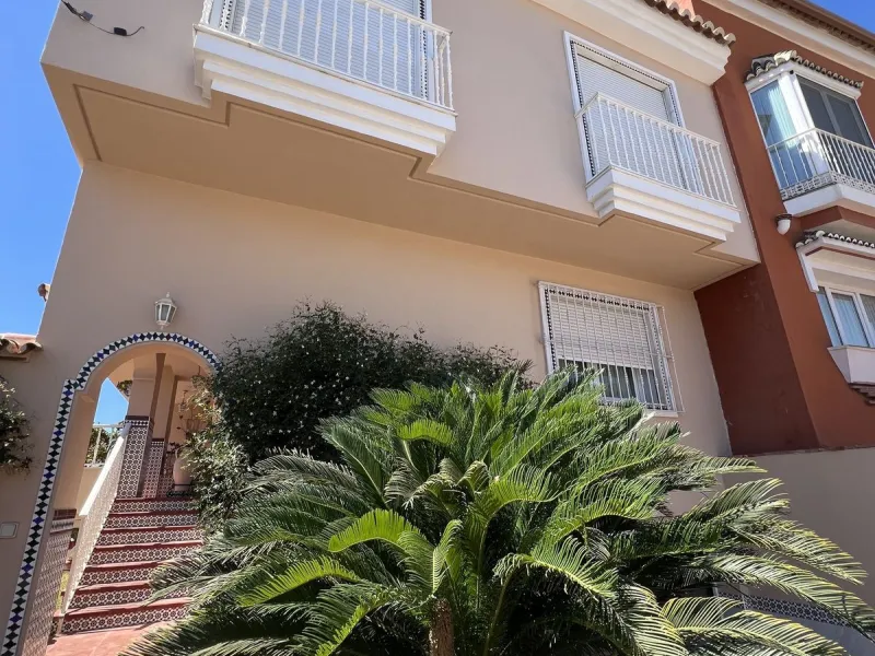 Beautiful Semi-Detached Villa in Excellent Condition – 325 m² Built