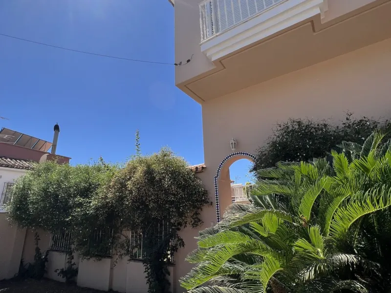 Beautiful Semi-Detached Villa in Excellent Condition – 325 m² Built