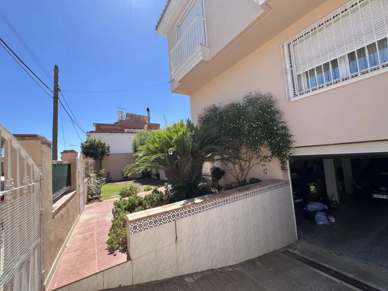 Beautiful Semi-Detached Villa in Excellent Condition – 325 m² Built