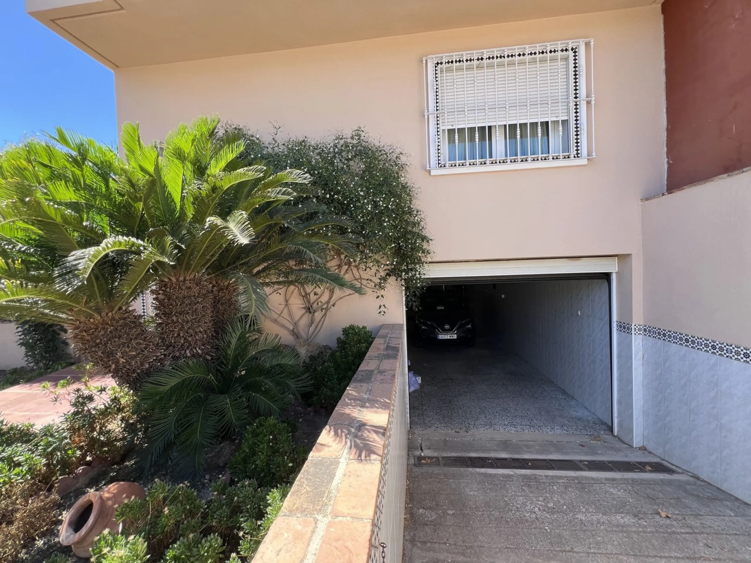 Beautiful Semi-Detached Villa in Excellent Condition – 325 m² Built