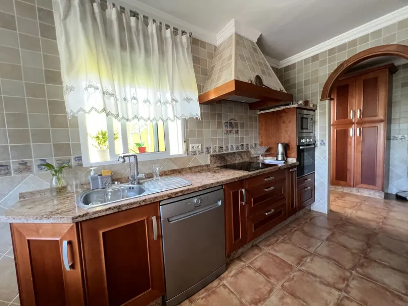 Beautiful Semi-Detached Villa in Excellent Condition – 325 m² Built