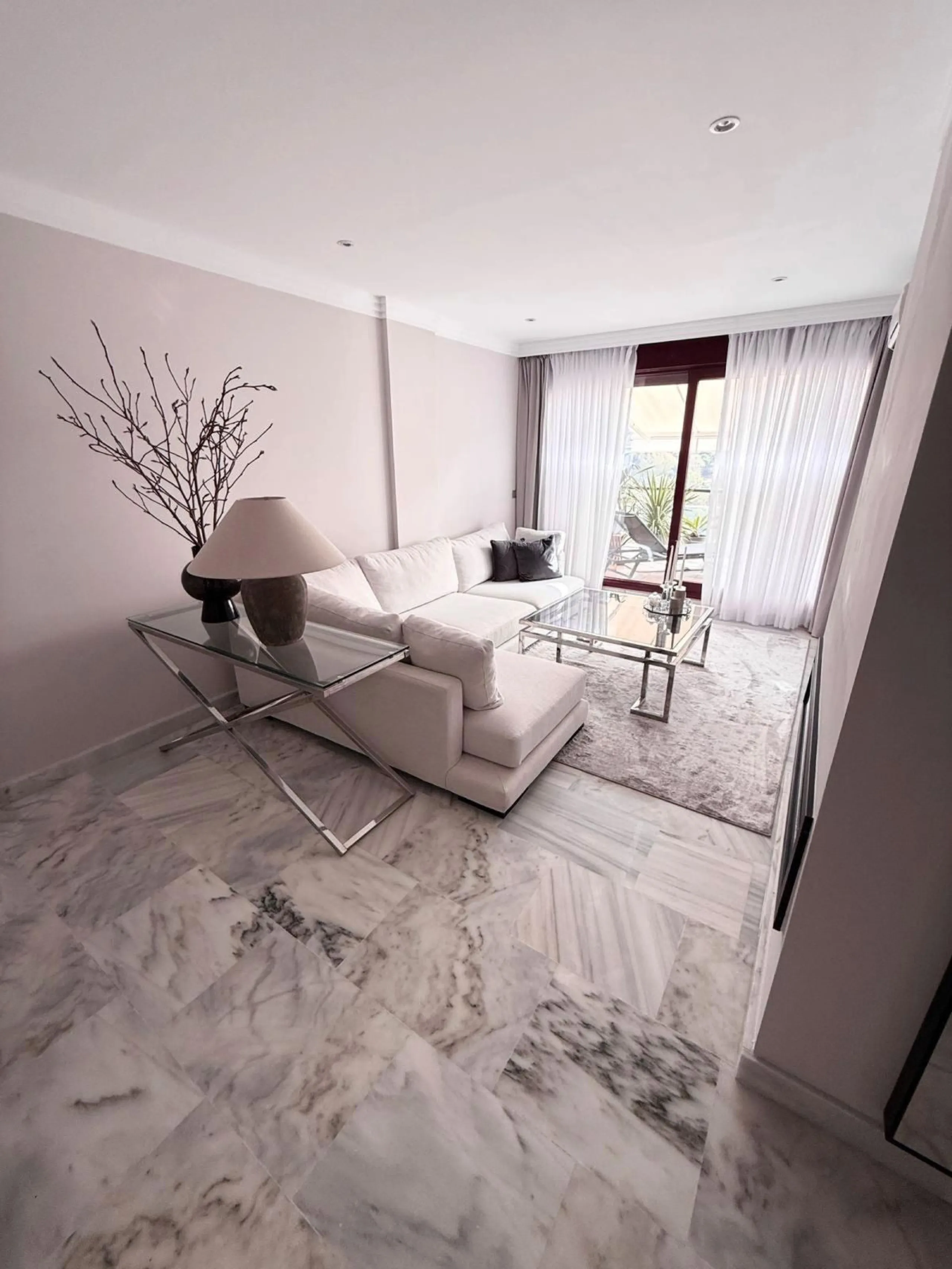 Apartment - Middle Floor Apartment в продаже в Benahavís, Málaga. В доме 1 спален и 1 ванных комнат. Площадь дома 73 м²