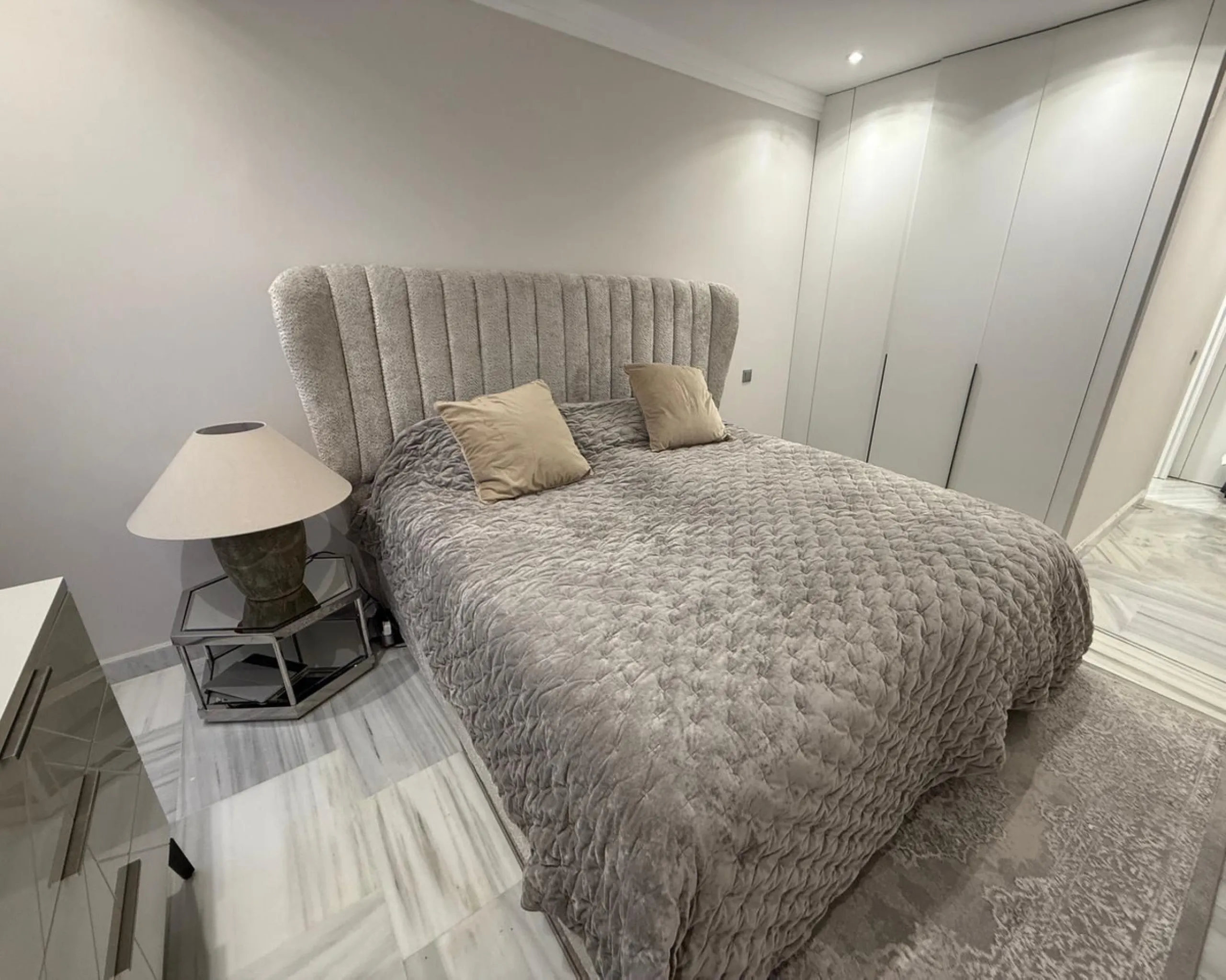 Apartment - Middle Floor Apartment в продаже в Benahavís, Málaga. В доме 1 спален и 1 ванных комнат. Площадь дома 73 м²