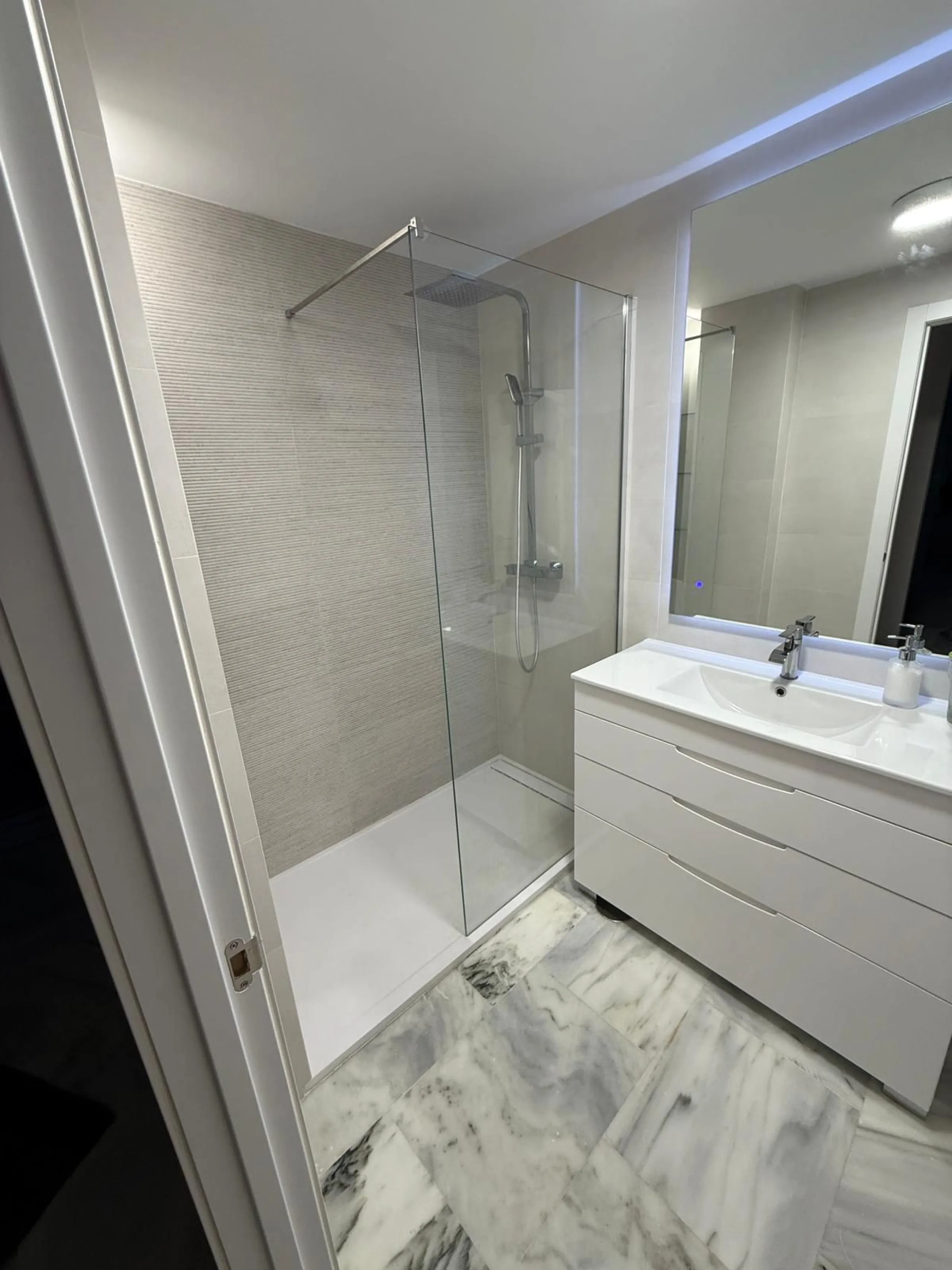 Apartment - Middle Floor Apartment в продаже в Benahavís, Málaga. В доме 1 спален и 1 ванных комнат. Площадь дома 73 м²