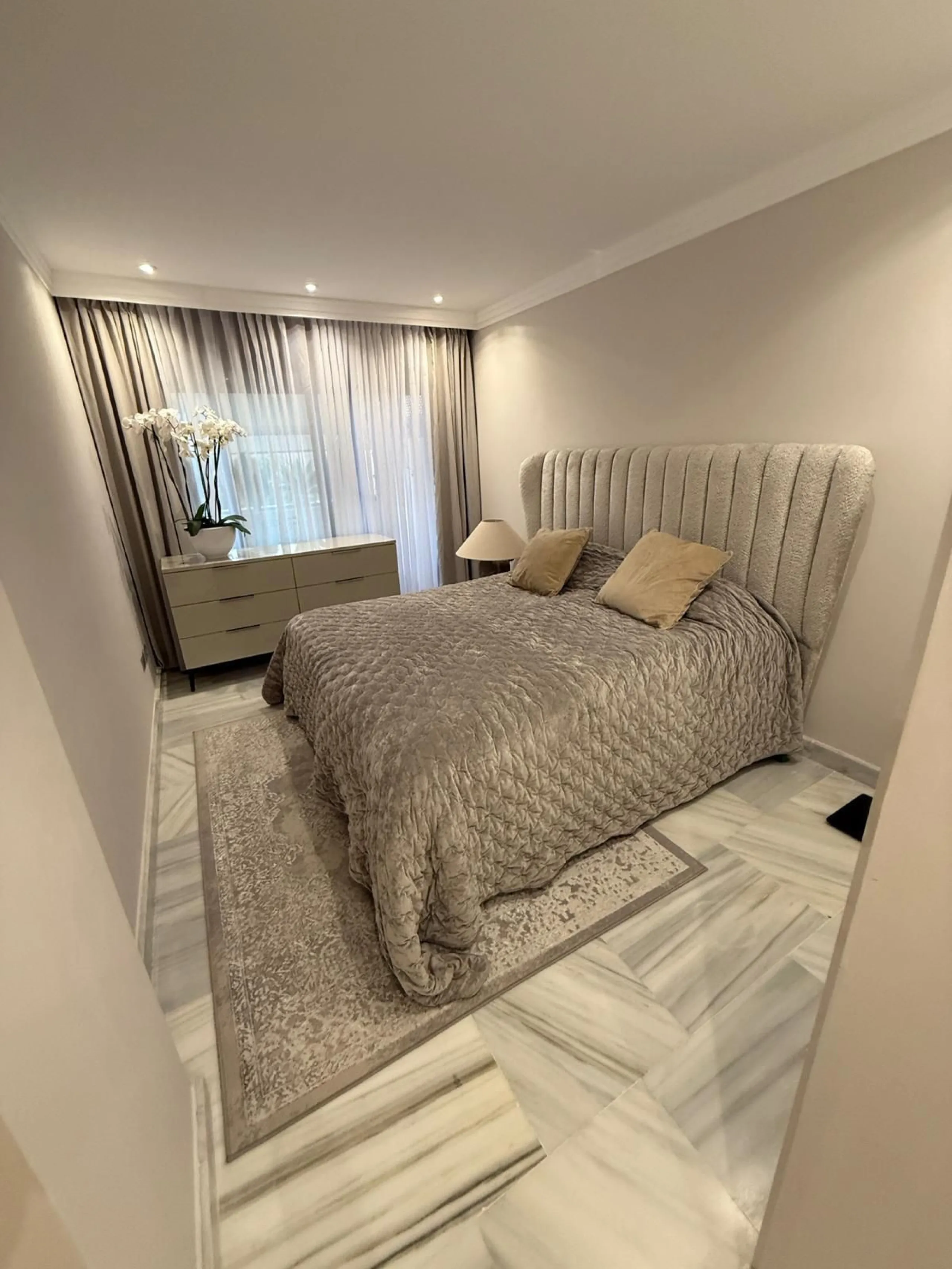 Apartment - Middle Floor Apartment в продаже в Benahavís, Málaga. В доме 1 спален и 1 ванных комнат. Площадь дома 73 м²