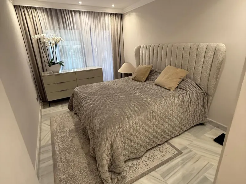 Apartment - Middle Floor Apartment в продаже в Benahavís, Málaga. В доме 1 спален и 1 ванных комнат. Площадь дома 73 м²