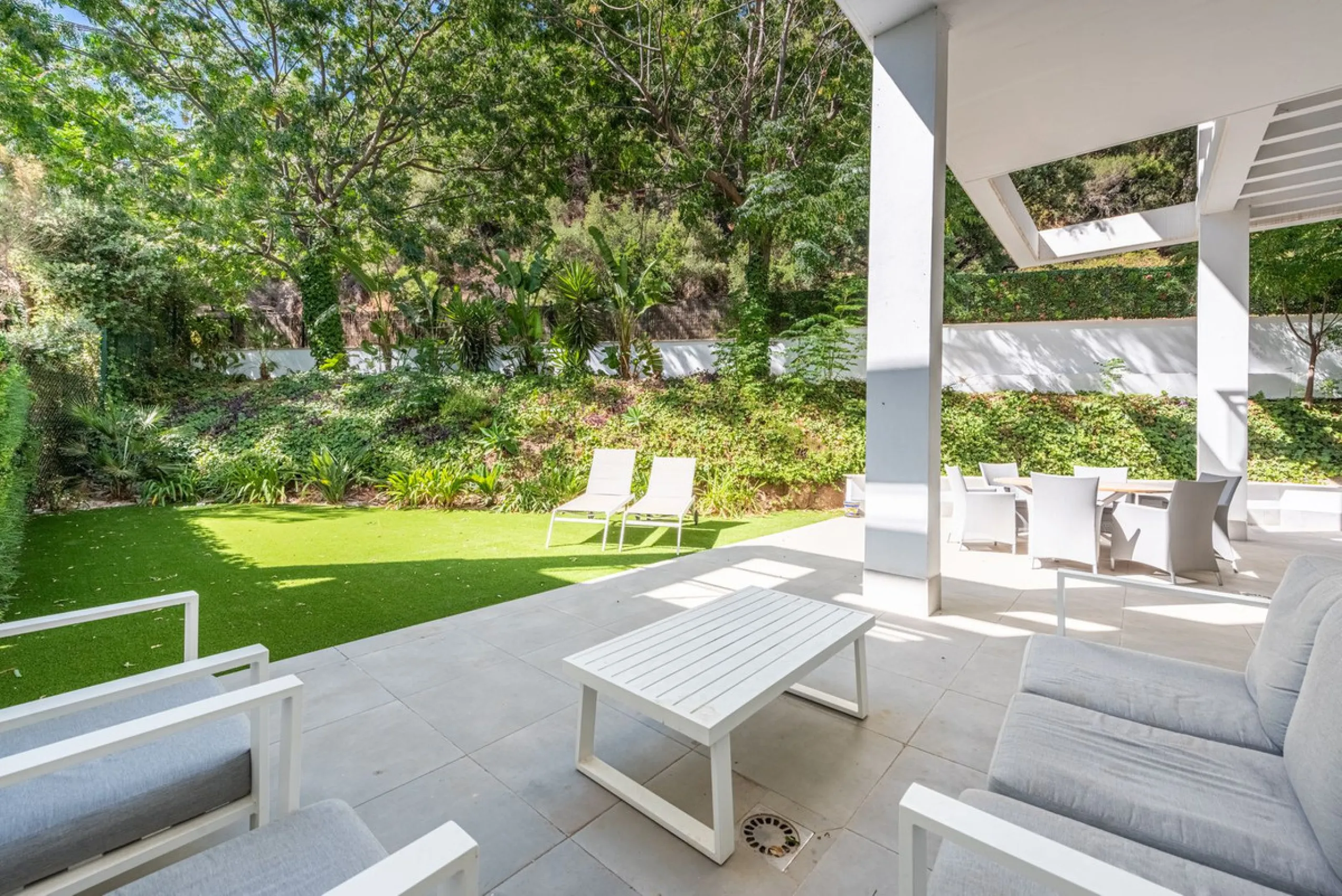 Apartment - Ground Floor Apartment в продаже в Benahavís, Málaga. В доме 3 спален и 2 ванных комнат. Площадь дома 227 м². Площадь участка 270 м²