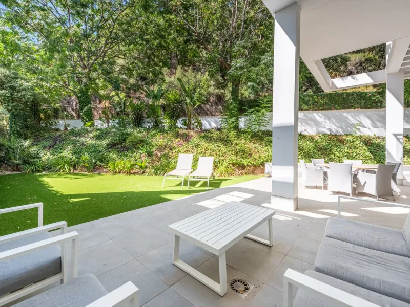 Spectacular ground floor duplex flat located in the exclusive gated community of Riverside, in the village of Benahavís, a secure environment where residents enjoy peace and privacy. One of the most outstanding features of this development is its impressi