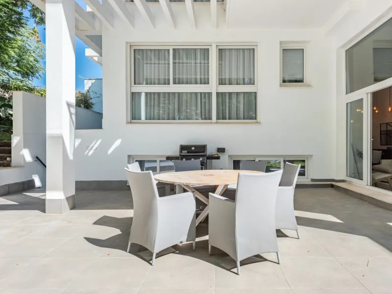 Apartment - Ground Floor Apartment в продаже в Benahavís, Málaga. В доме 3 спален и 2 ванных комнат. Площадь дома 227 м². Площадь участка 270 м²