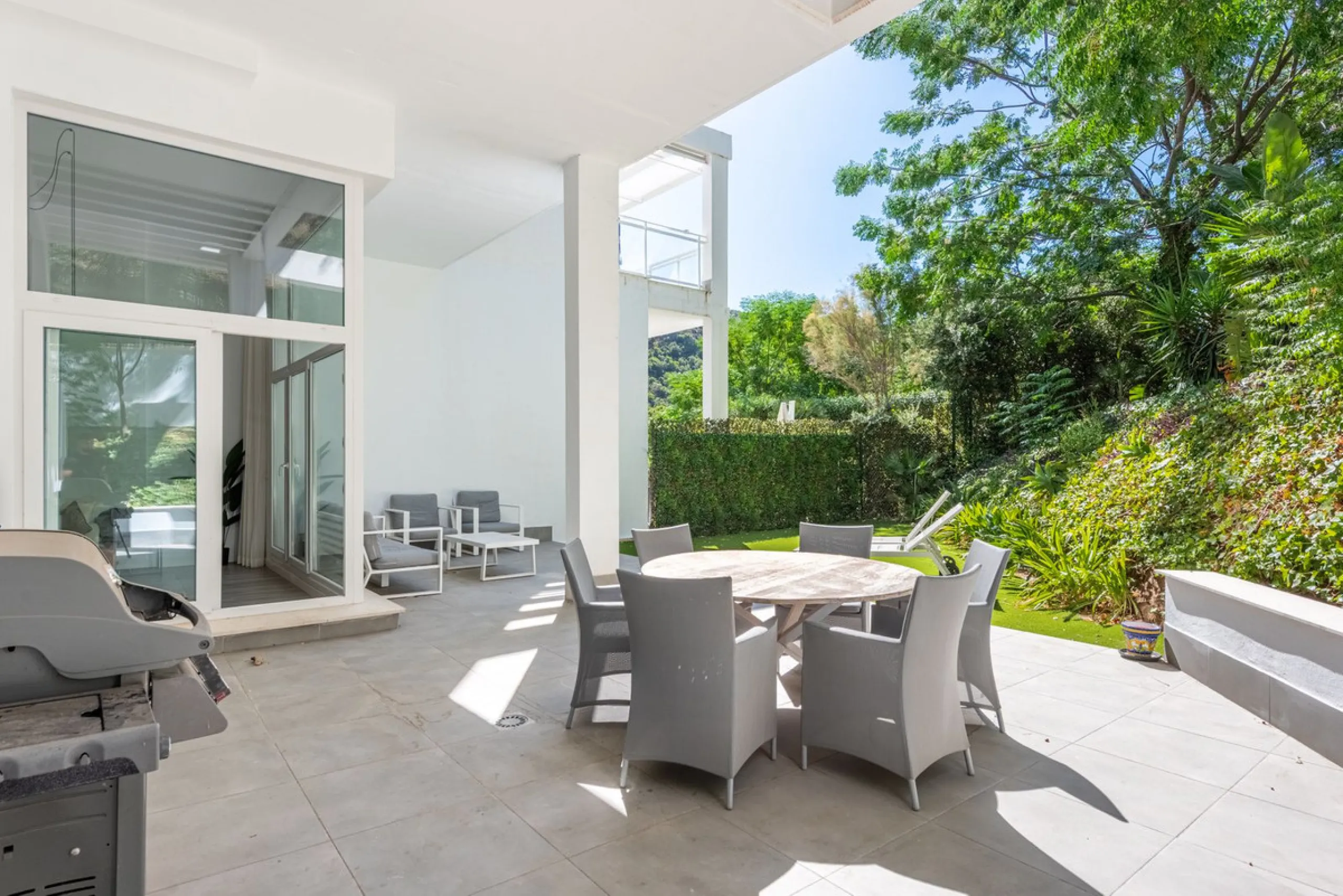 Apartment - Ground Floor Apartment в продаже в Benahavís, Málaga. В доме 3 спален и 2 ванных комнат. Площадь дома 227 м². Площадь участка 270 м²