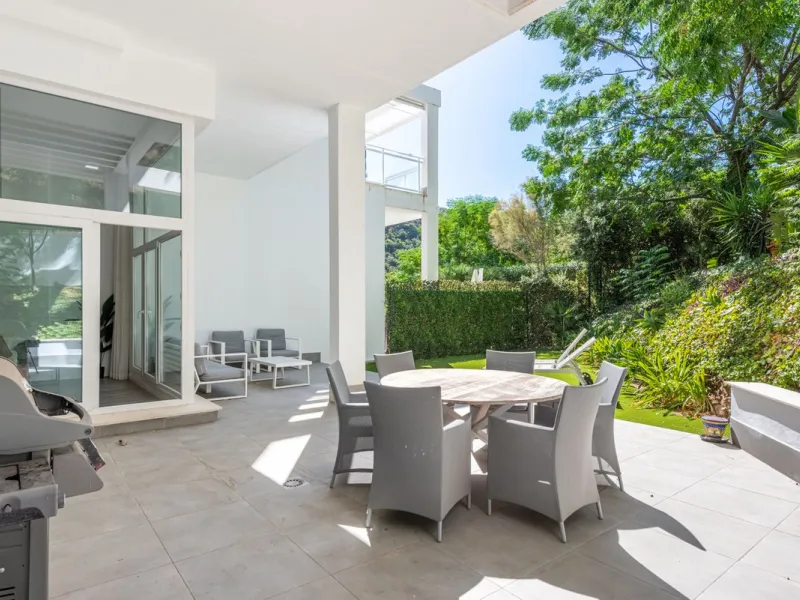 Apartment - Ground Floor Apartment в продаже в Benahavís, Málaga. В доме 3 спален и 2 ванных комнат. Площадь дома 227 м². Площадь участка 270 м²