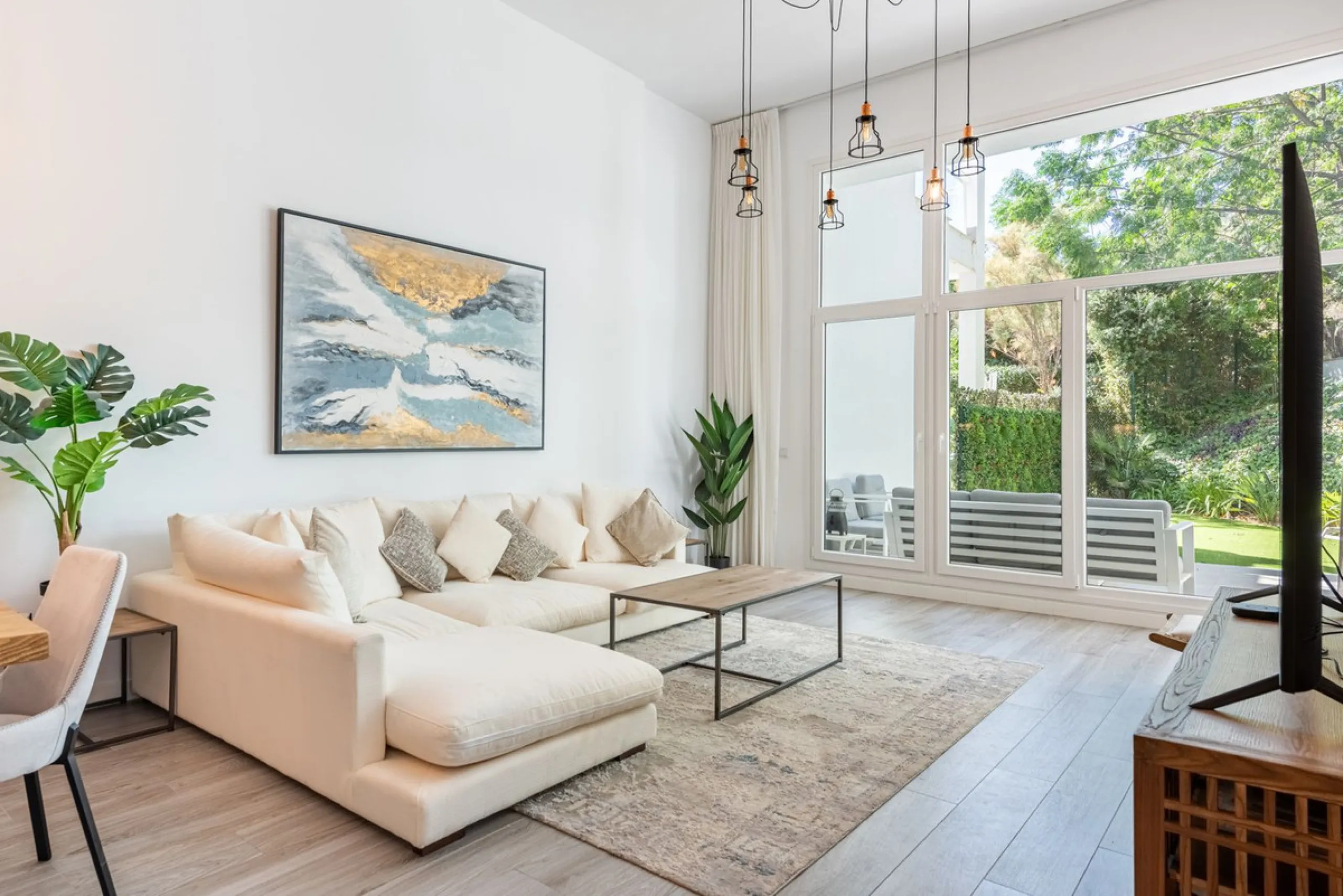 Apartment - Ground Floor Apartment в продаже в Benahavís, Málaga. В доме 3 спален и 2 ванных комнат. Площадь дома 227 м². Площадь участка 270 м²