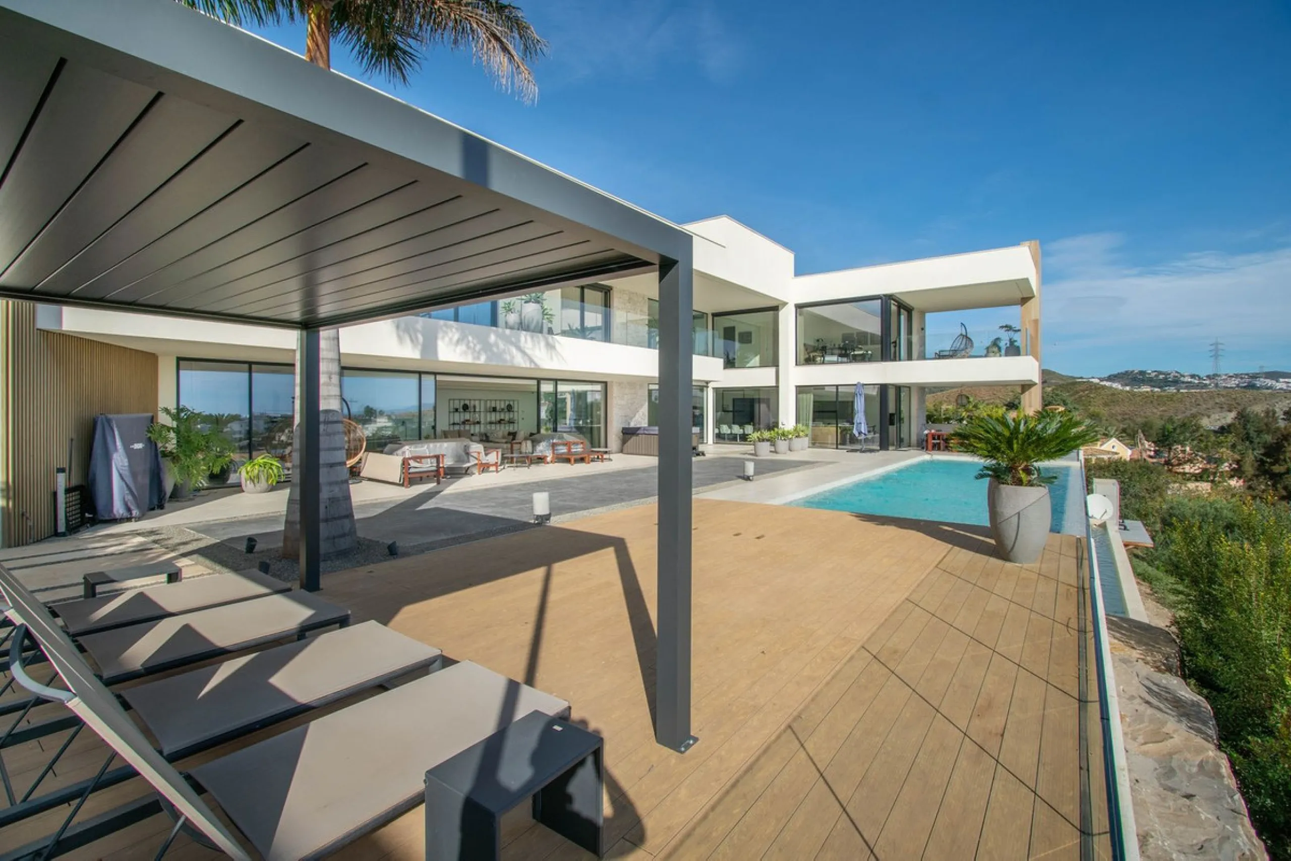 Stunning contemporary villa with panoramic mountain, golf and sea views in La Alqueria, Benahavis