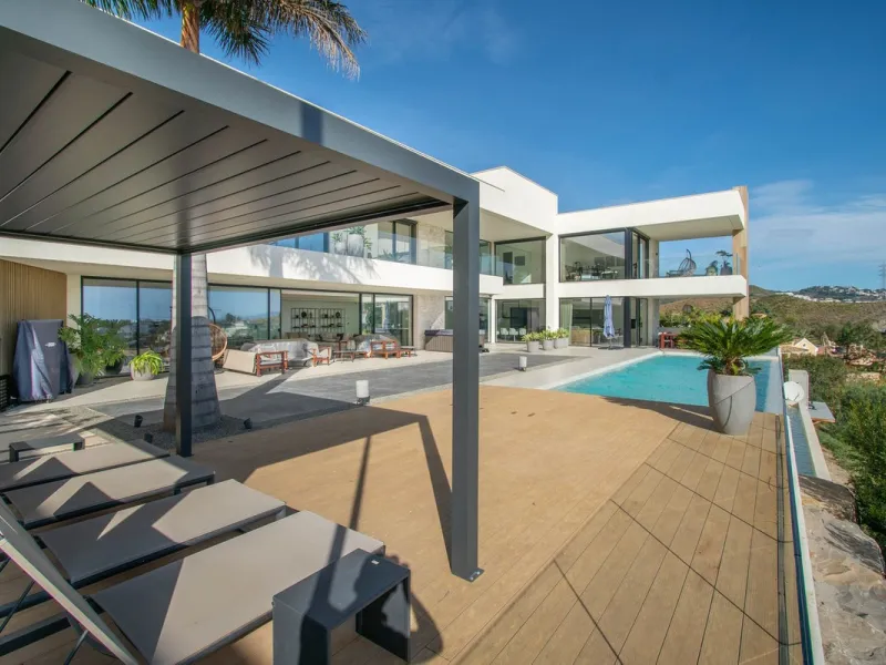 Stunning contemporary villa with panoramic mountain, golf and sea views in La Alqueria, Benahavis