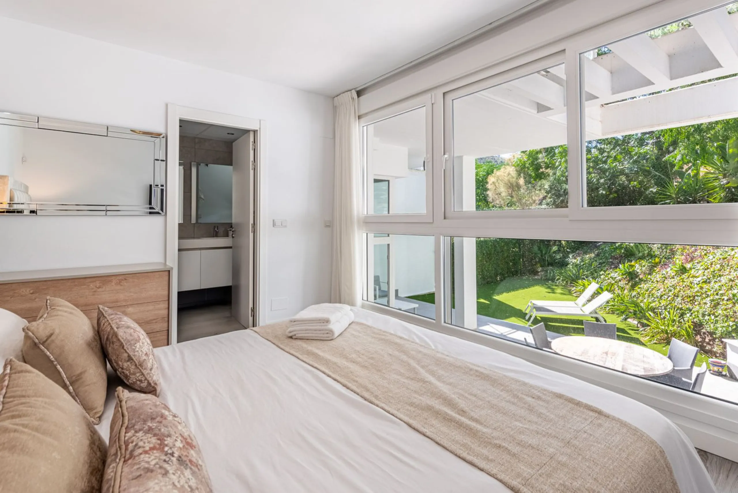 Apartment - Ground Floor Apartment в продаже в Benahavís, Málaga. В доме 3 спален и 2 ванных комнат. Площадь дома 227 м². Площадь участка 270 м²