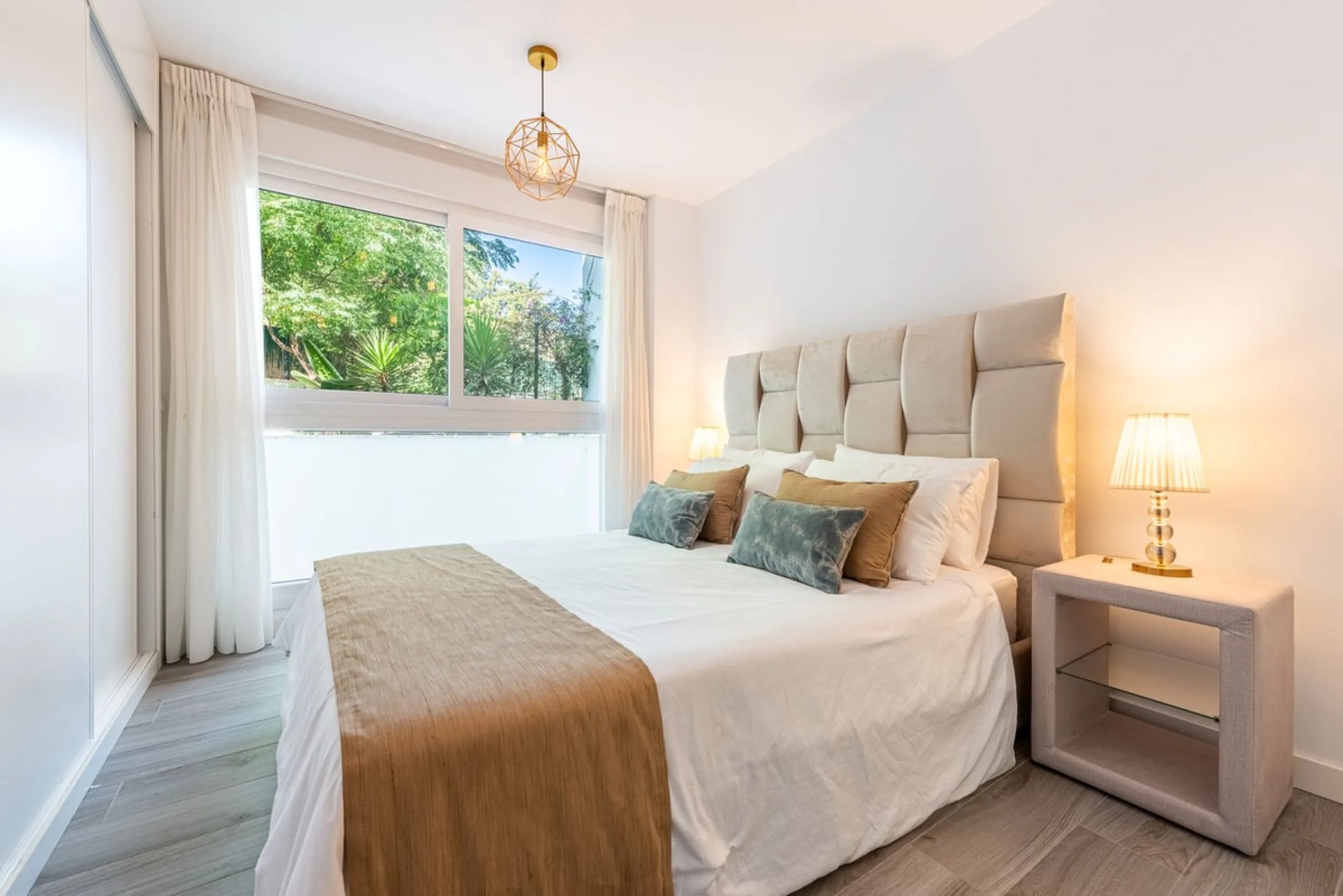 Apartment - Ground Floor Apartment в продаже в Benahavís, Málaga. В доме 3 спален и 2 ванных комнат. Площадь дома 227 м². Площадь участка 270 м²