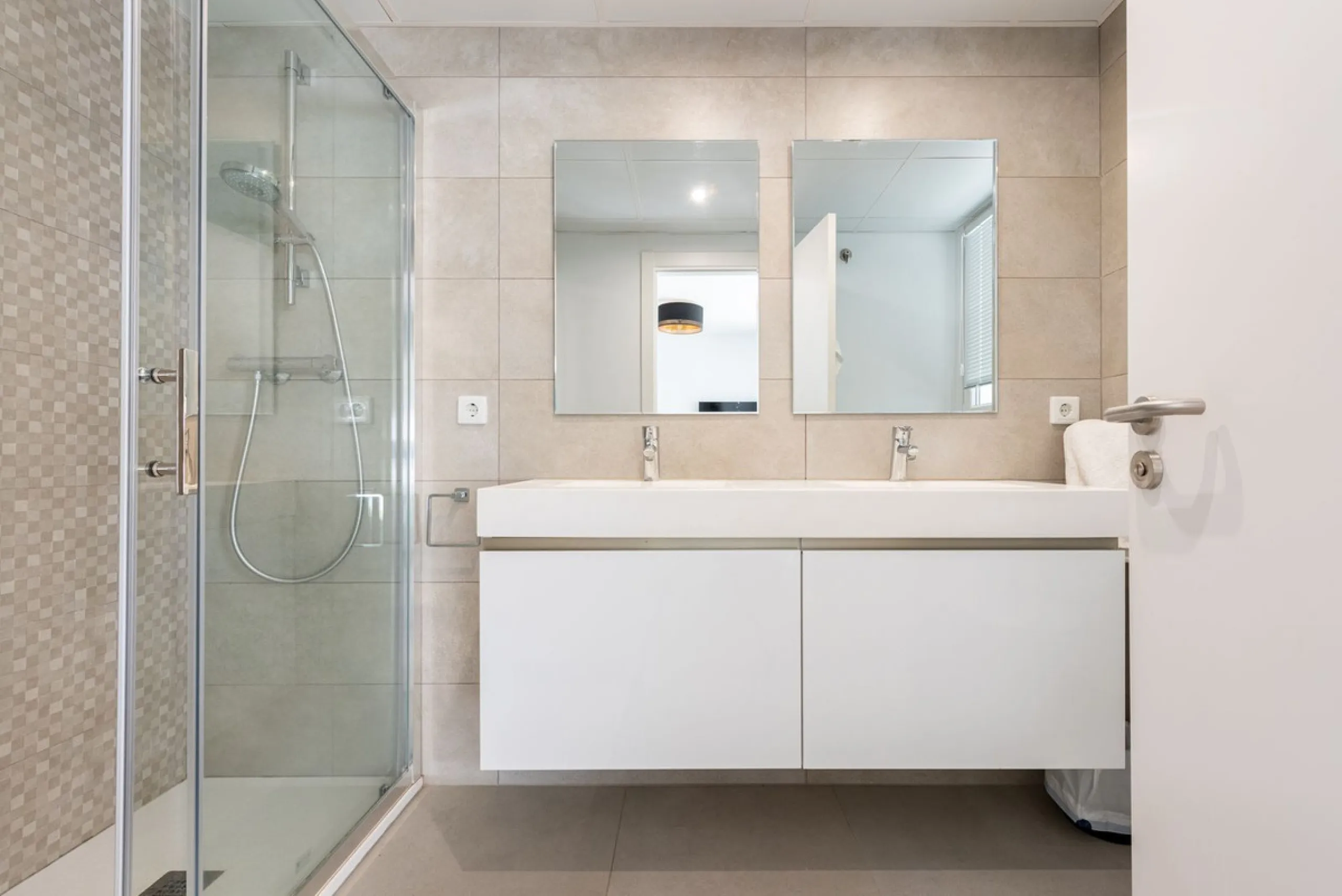 Apartment - Ground Floor Apartment в продаже в Benahavís, Málaga. В доме 3 спален и 2 ванных комнат. Площадь дома 227 м². Площадь участка 270 м²